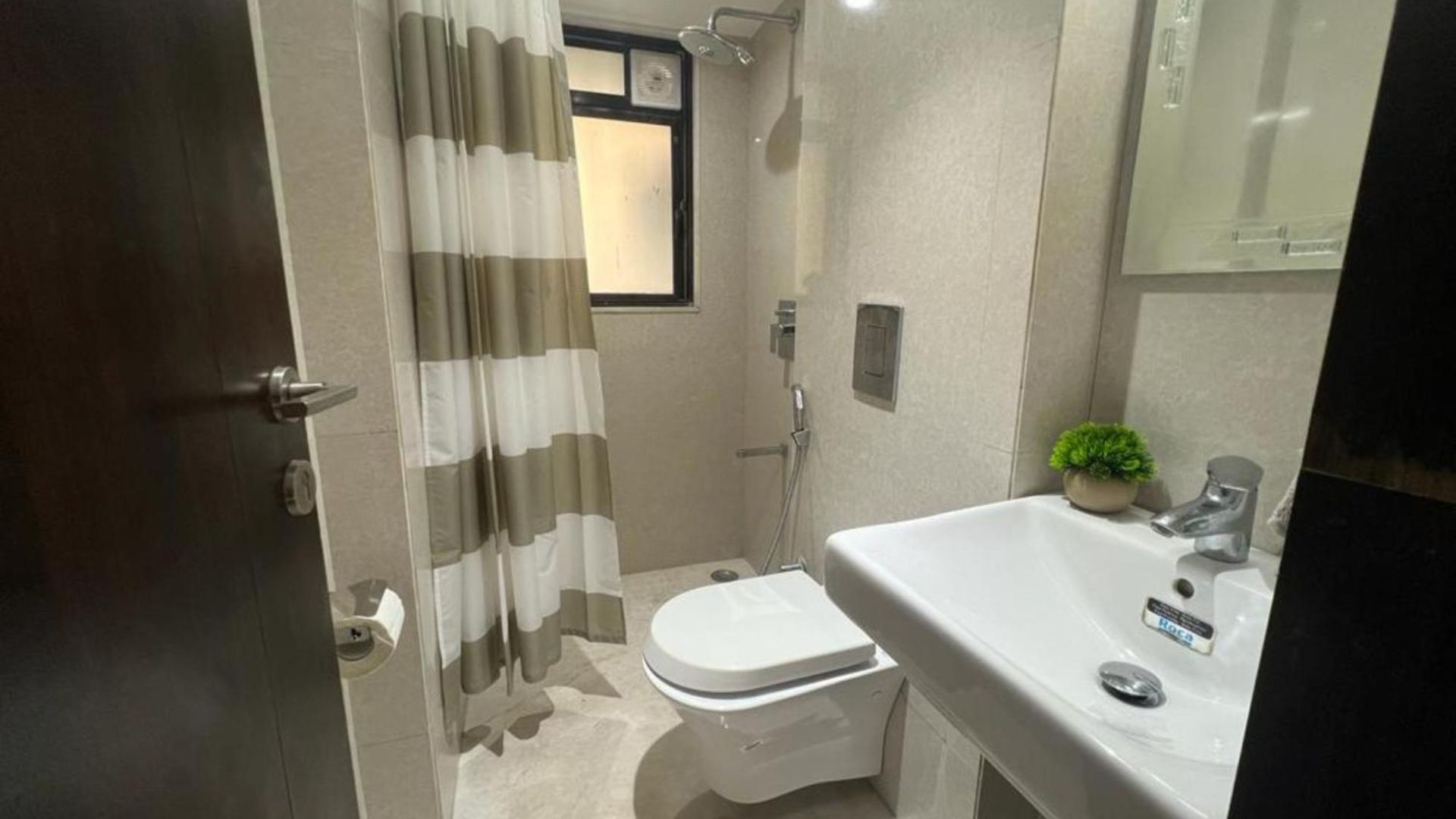 Connekthomes -modern 3bed3bath In Prime Bandra Neighborhood Apartment