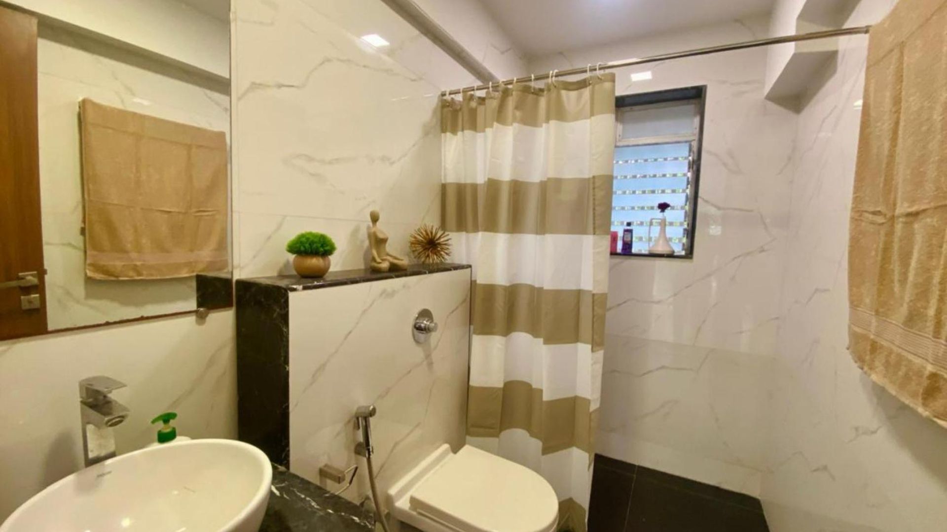 Connekthomes -modern 3bed3bath In Prime Bandra Neighborhood