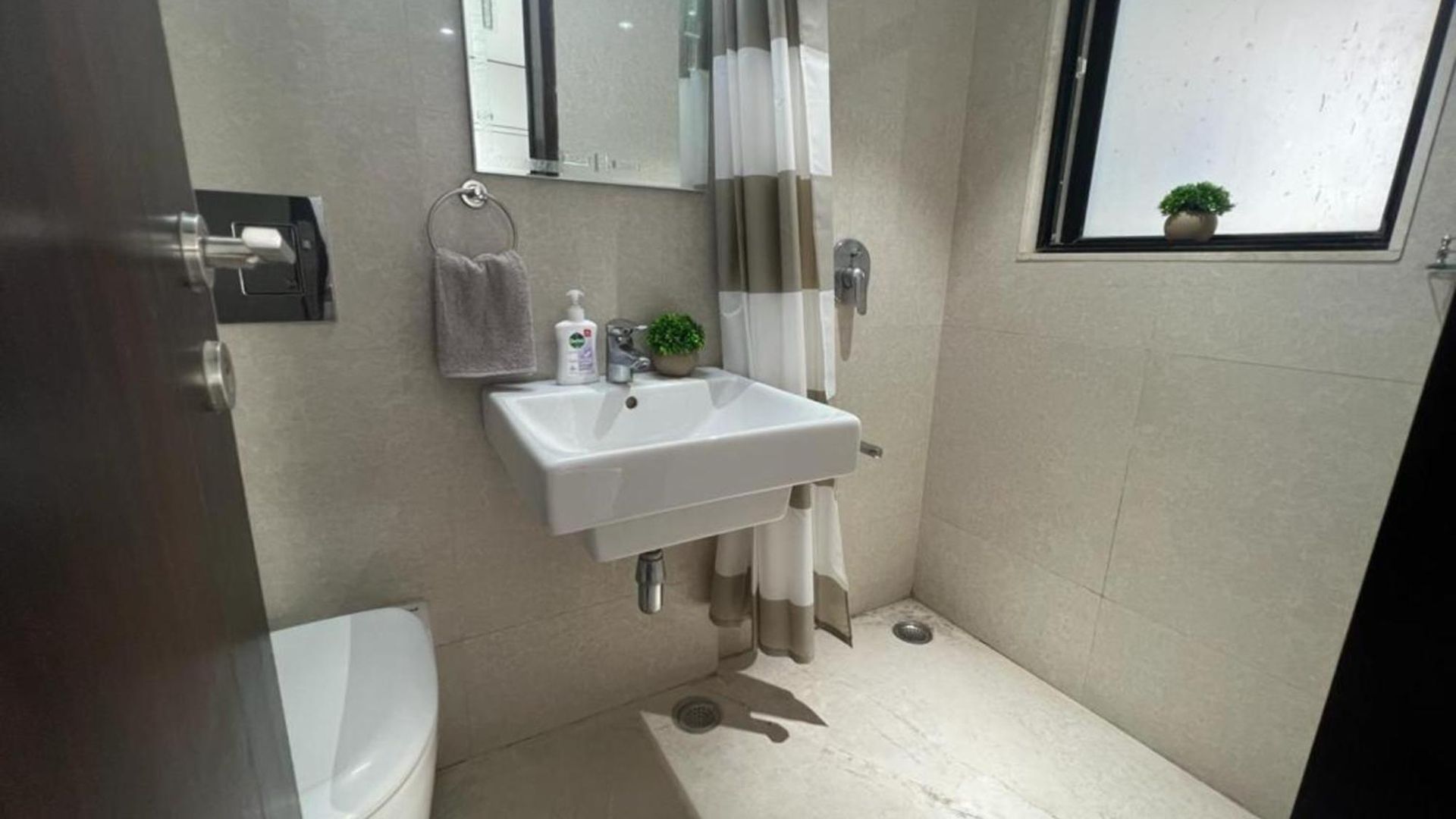 Connekthomes -modern 3bed3bath In Prime Bandra Neighborhood Apartment *