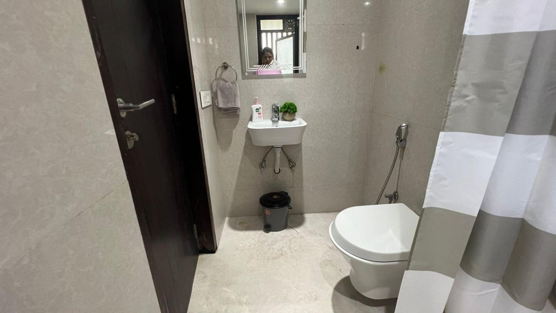 Connekthomes -modern 3bed3bath In Prime Bandra Neighborhood Mumbai