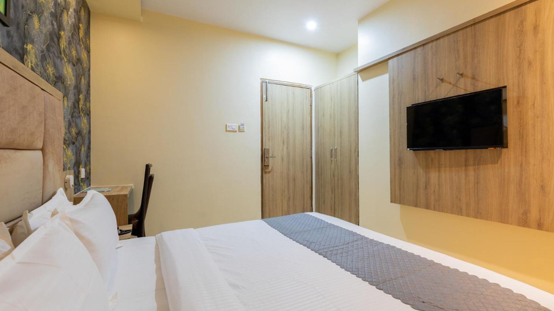 Lotus Grand Near International Airport 3* Mumbai