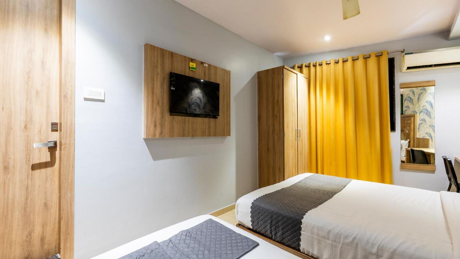 Lotus Grand Near International Airport Bed & Breakfast Mumbai