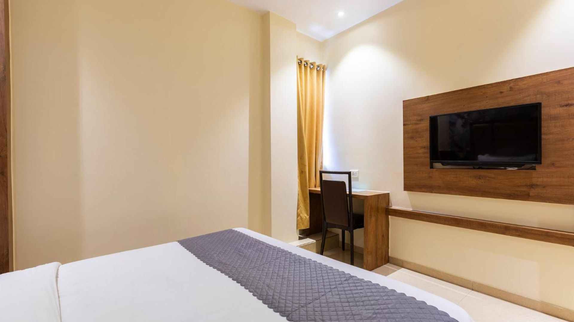 Bed & Breakfast Lotus Grand Near International Airport Mumbai