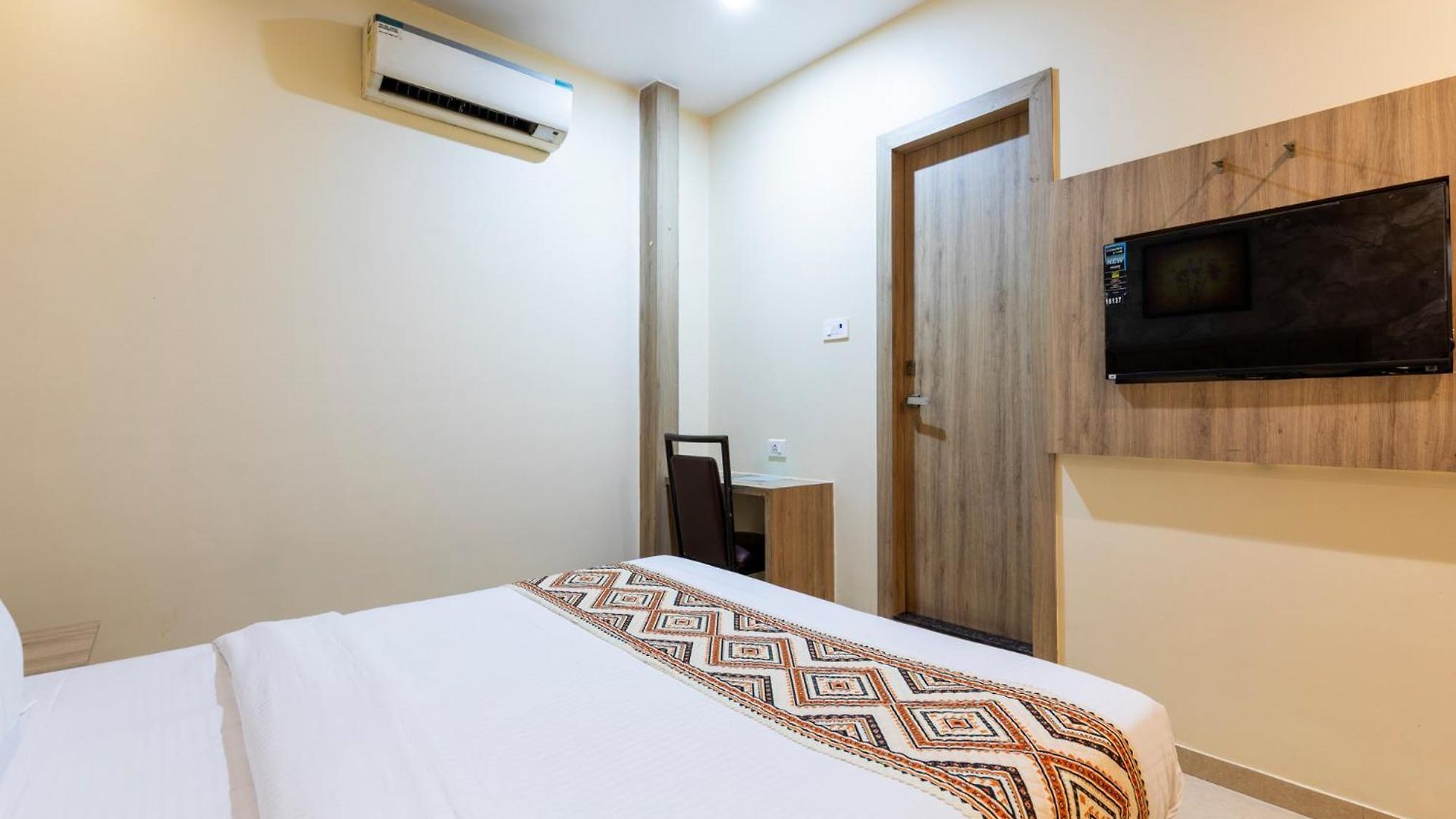 Lotus Grand Near International Airport 3* Mumbai