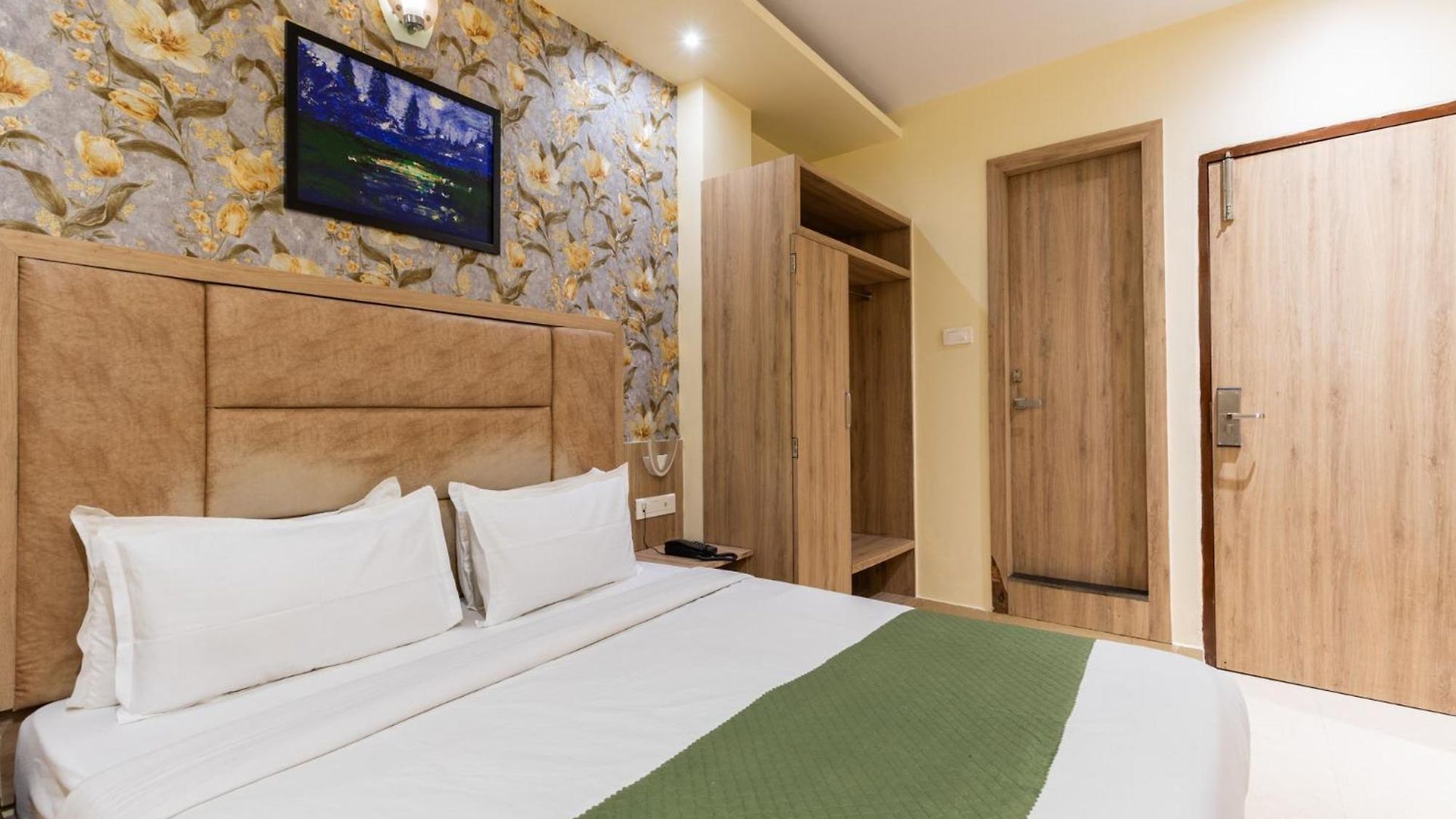 Bed & Breakfast Lotus Grand Near International Airport Mumbai
