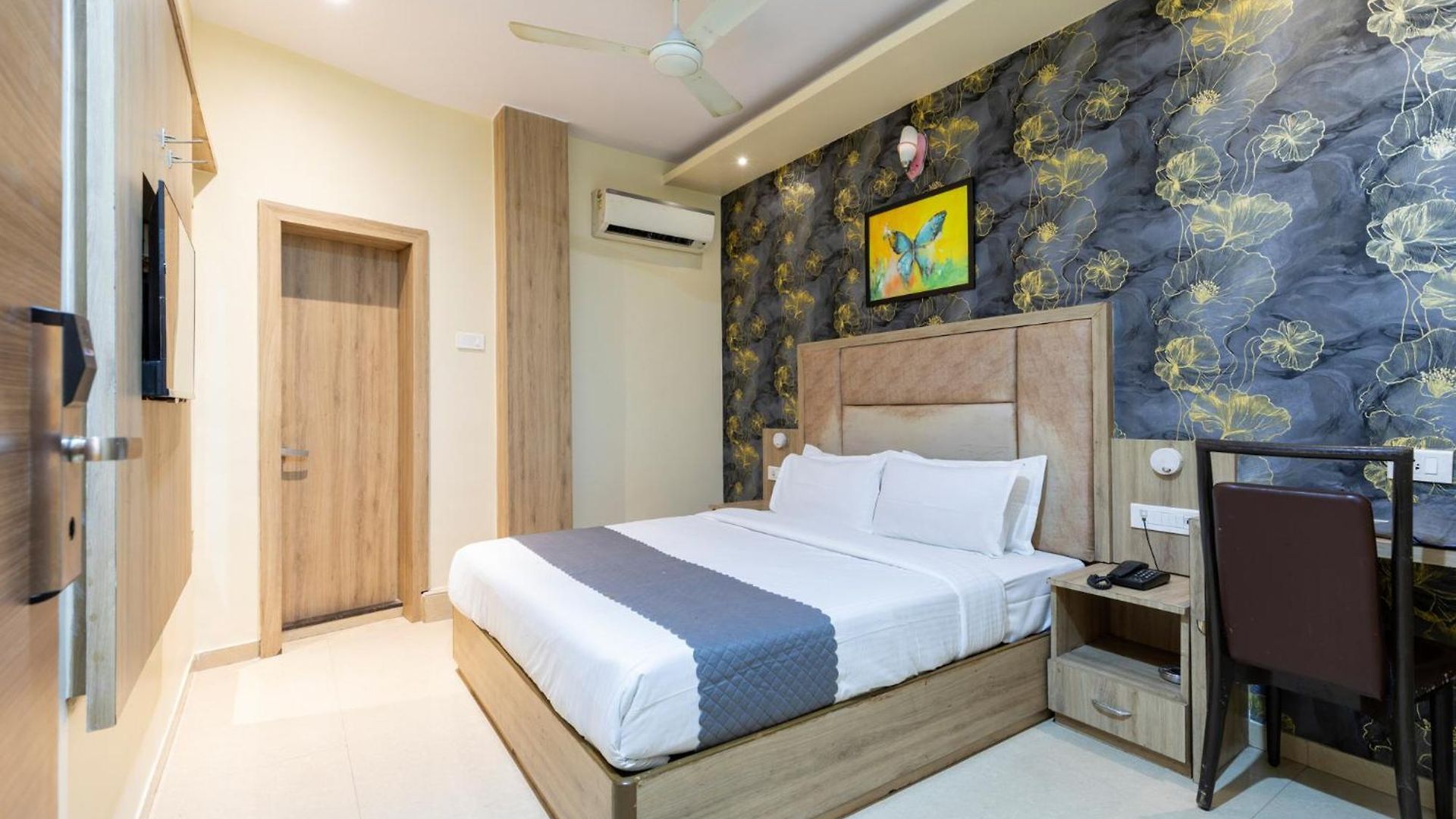Bed & Breakfast Lotus Grand Near International Airport Mumbai
