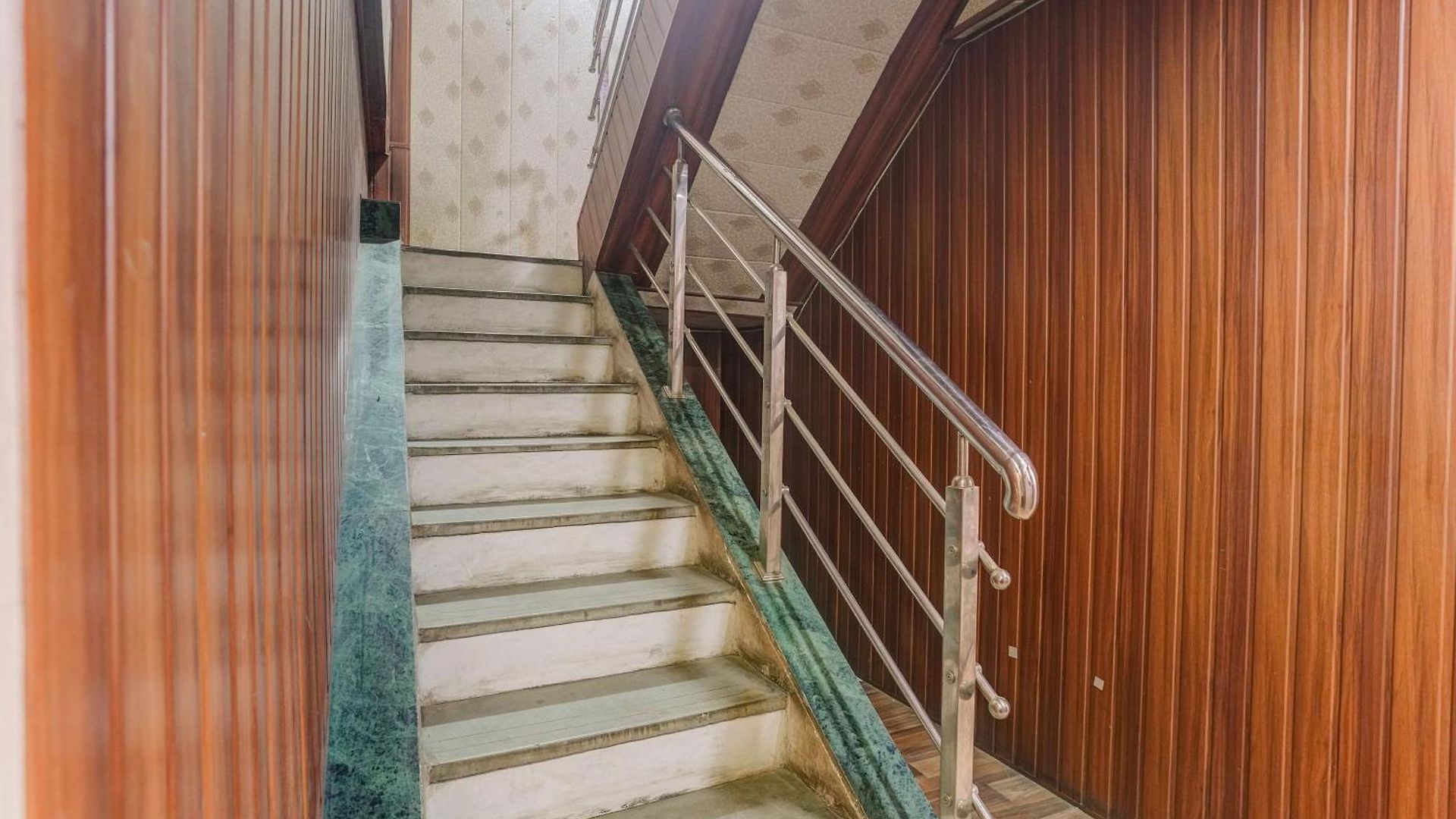 O Ulhasnagar Railway Junction Formerly Garden Hotel