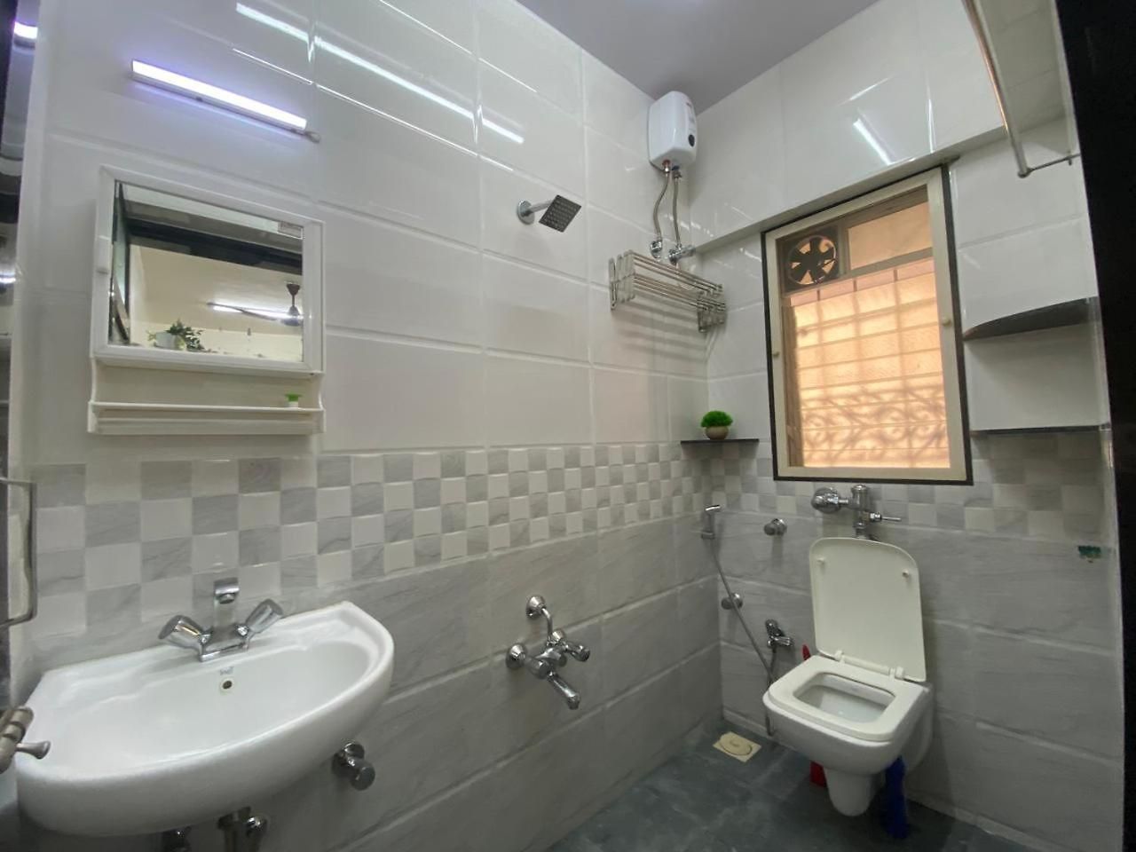 Dawn - A Spacious Modern In Bandra At Almeida Park By Connekt Homes Apartment