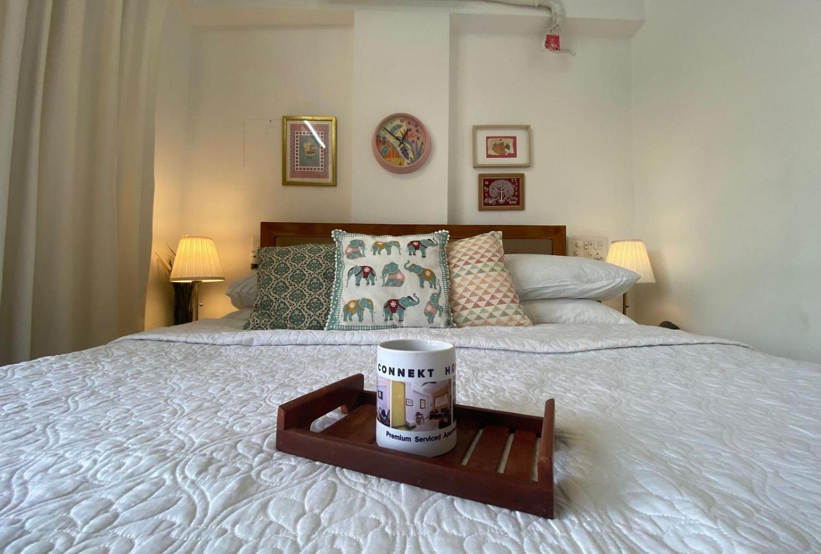 Connekthomes - Saba Heritage Charming In Bandra West Apartment *