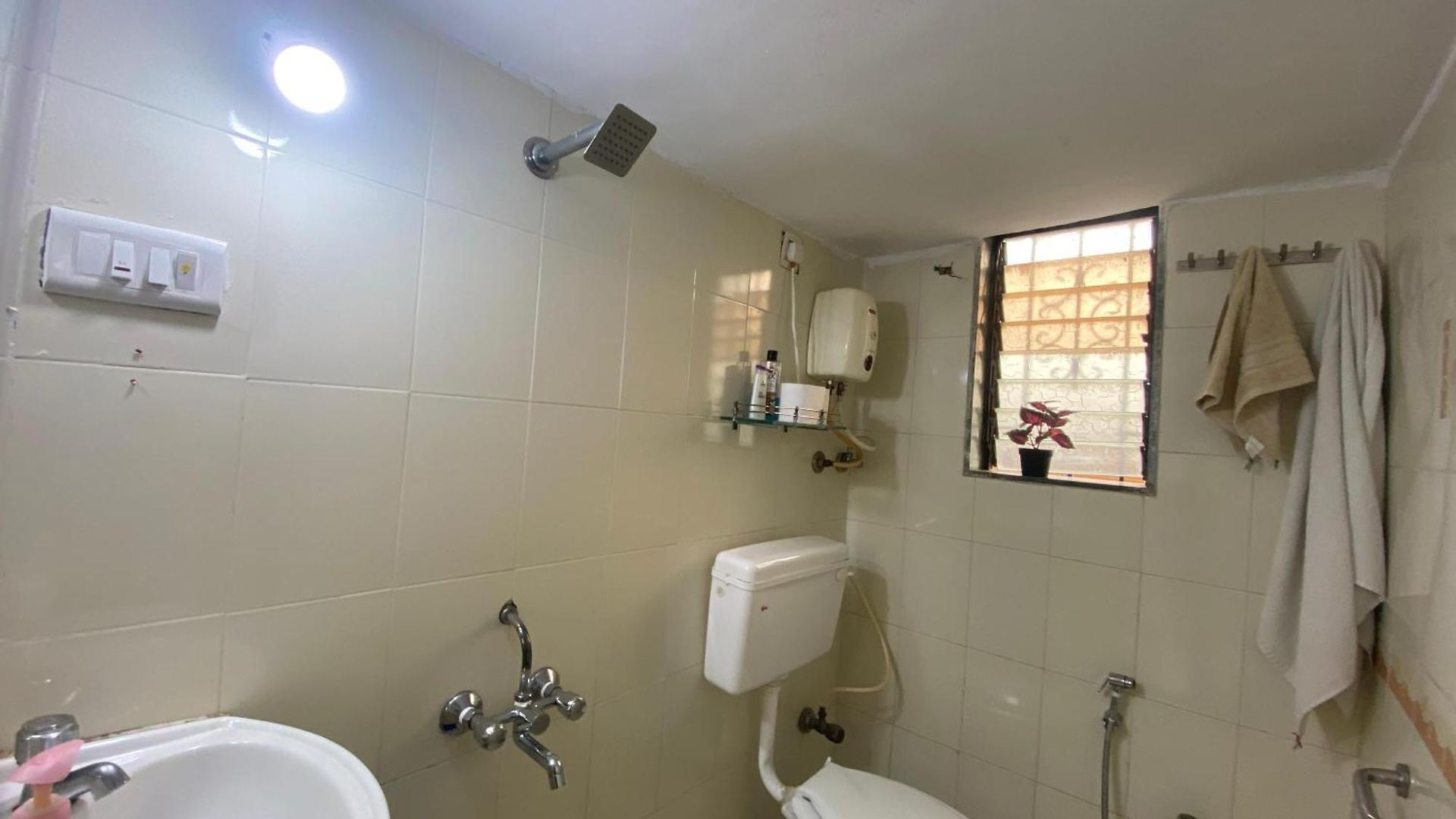 Connekthomes - Saba Heritage Charming In Bandra West Apartment *