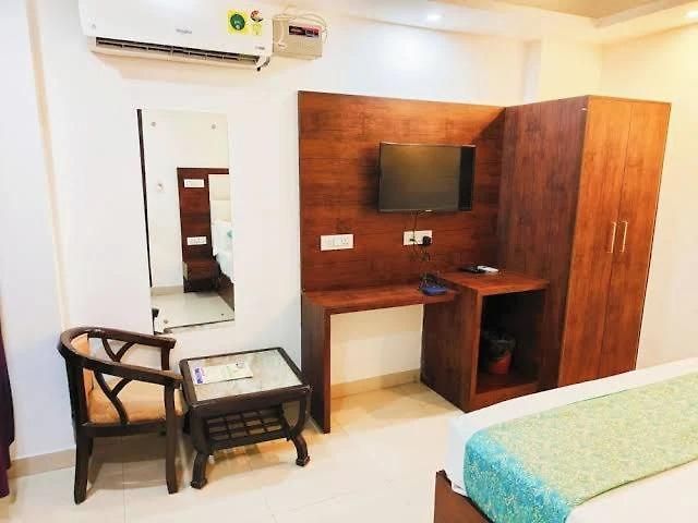 Hotel Eros - Near Airport T2 3*