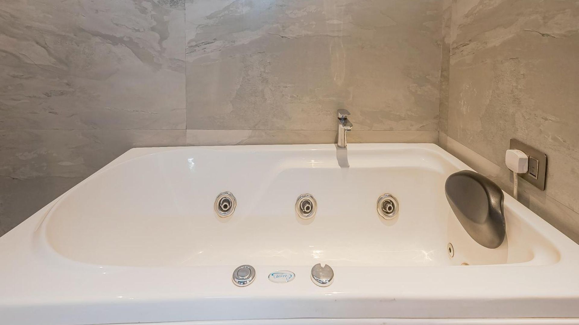 Hotel Aura - Near Malad Link Road