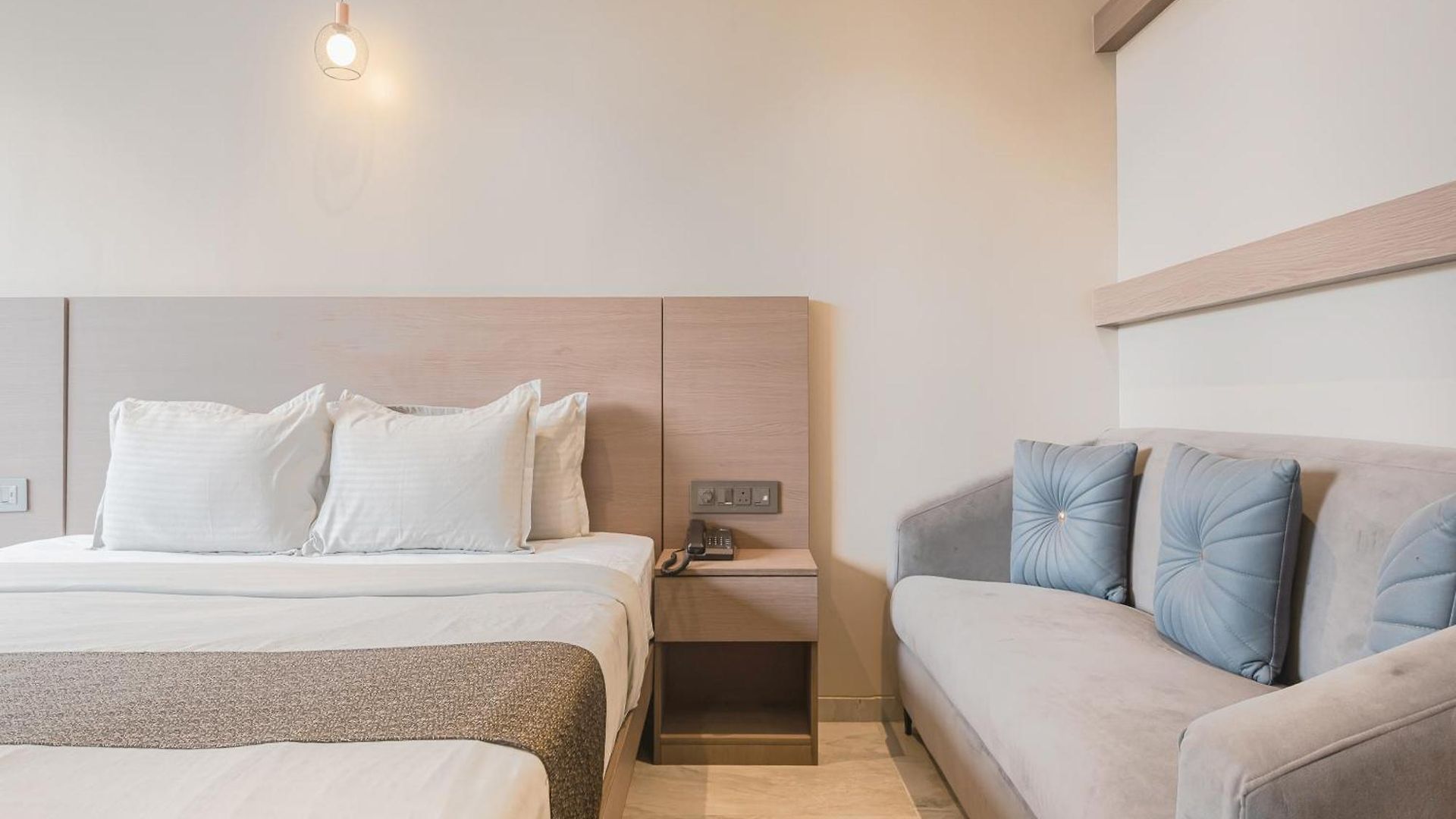 Aura - Near Malad Link Road Hotel 3*