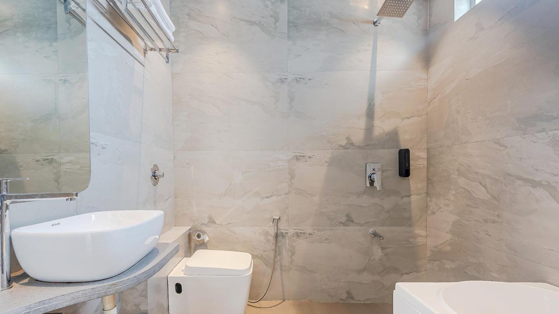 Hotel Aura - Near Malad Link Road
