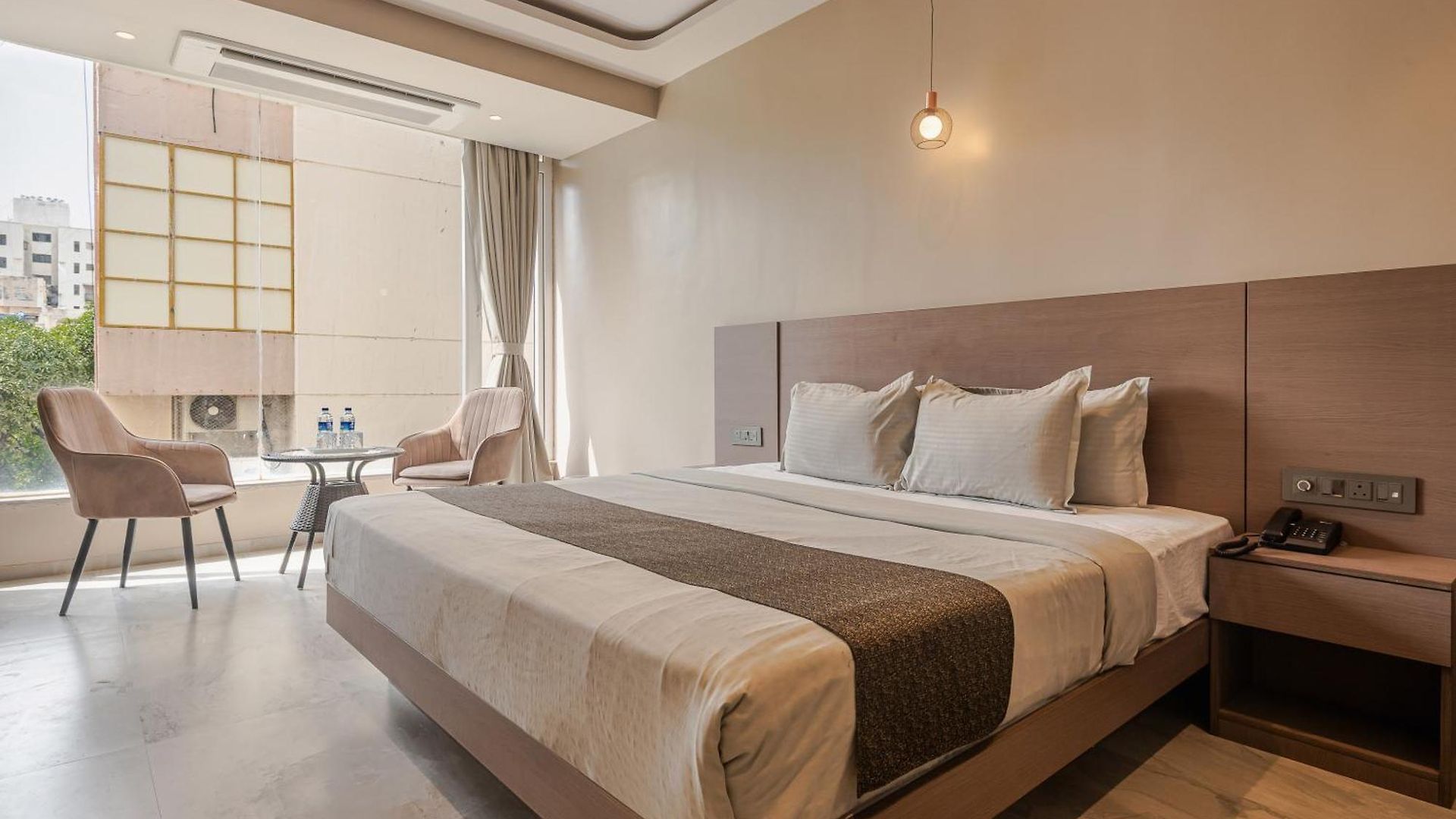 Aura - Near Malad Link Road Hotel