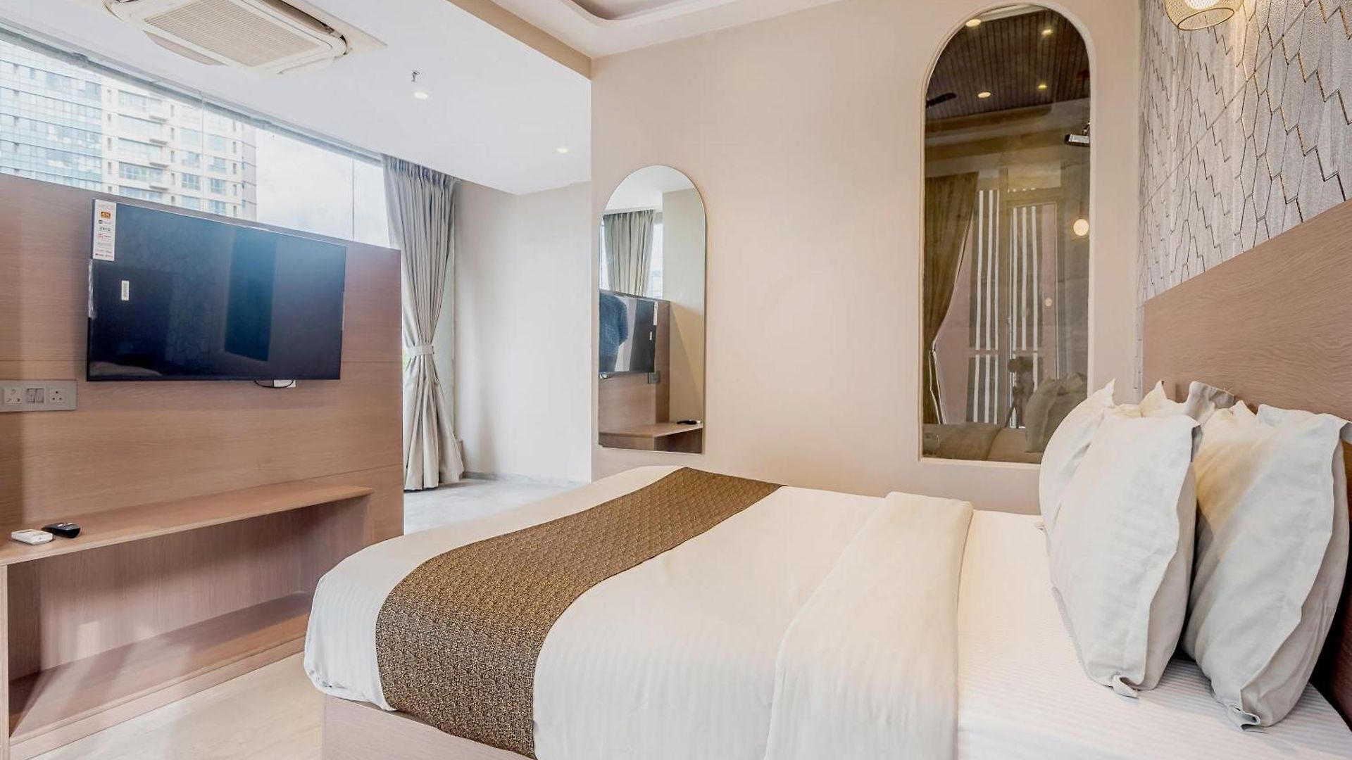 Aura - Near Malad Link Road Hotel