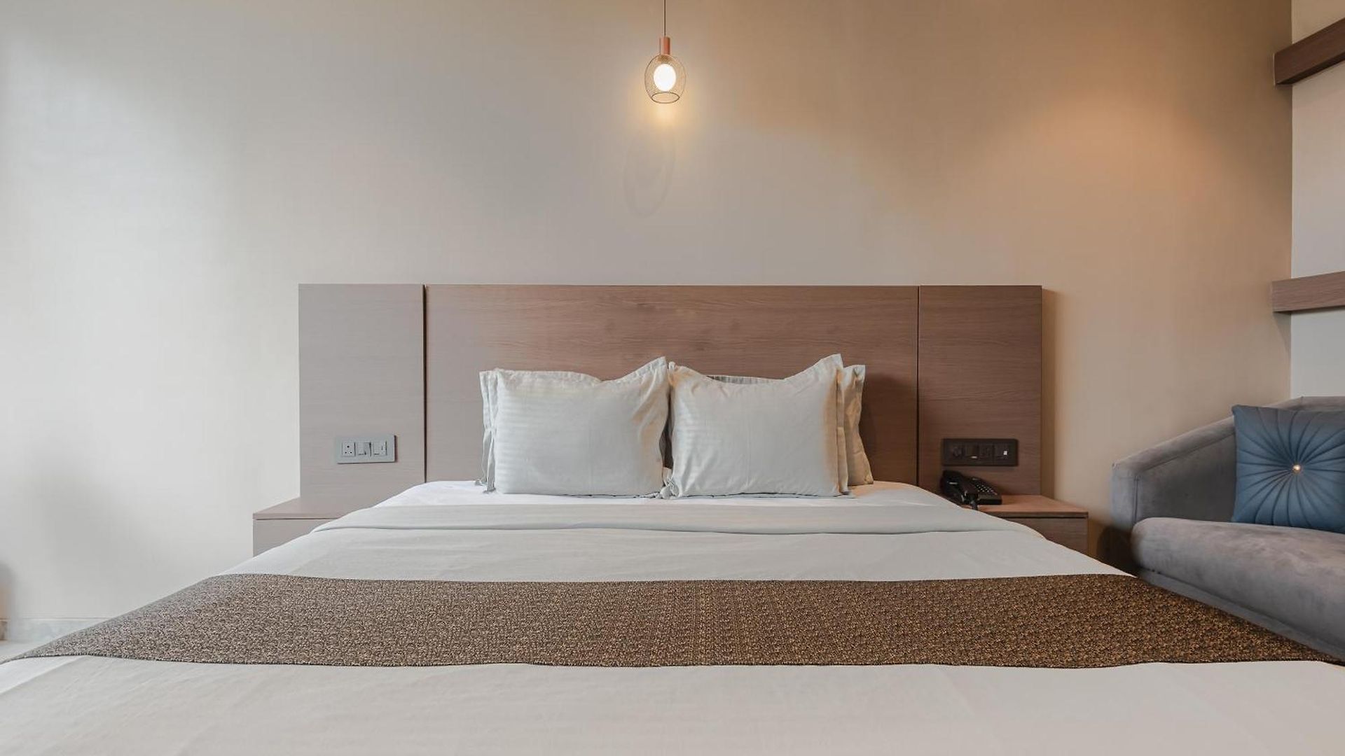 Hotel Aura - Near Malad Link Road
