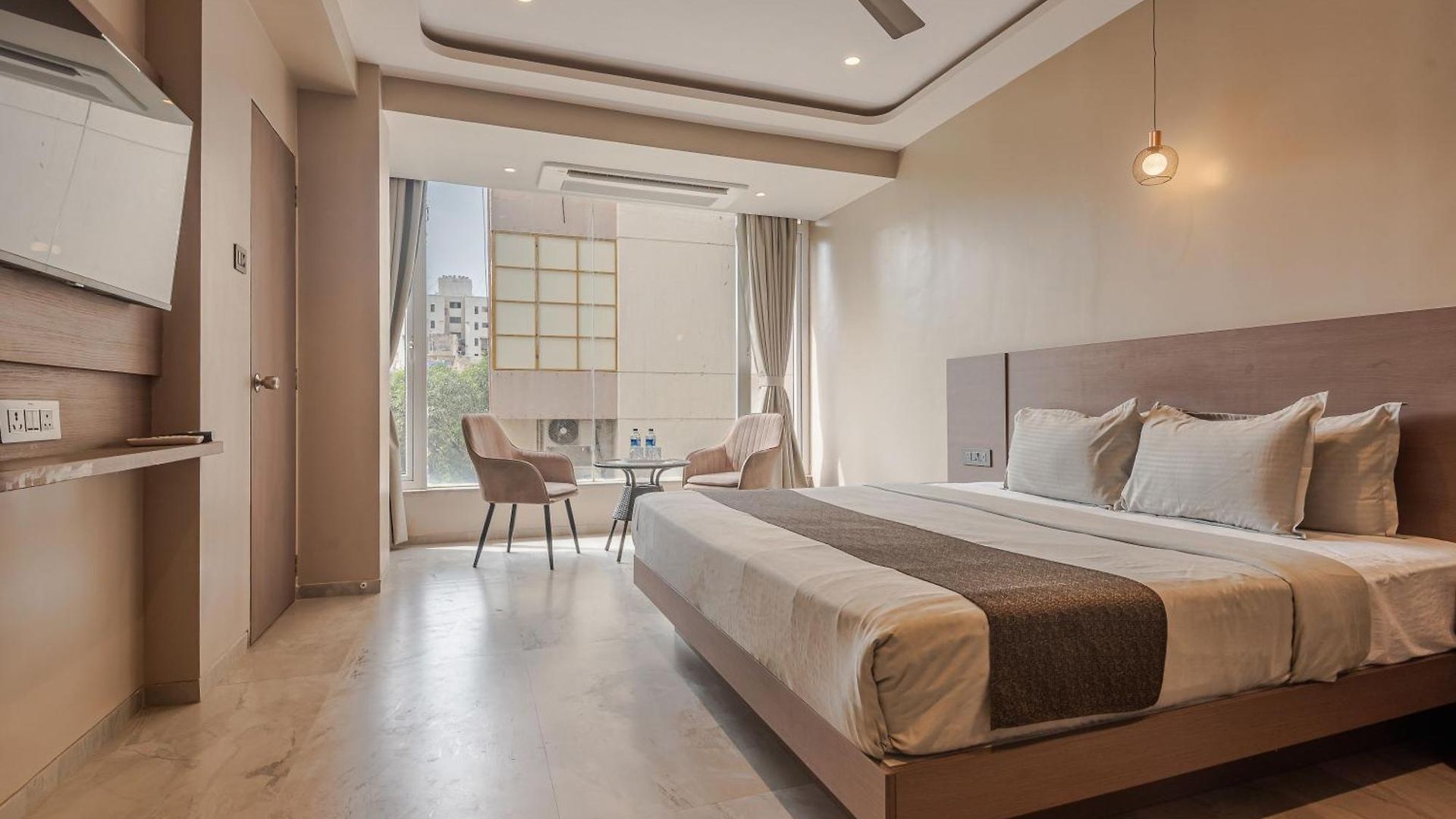 Aura - Near Malad Link Road Hotel 3*