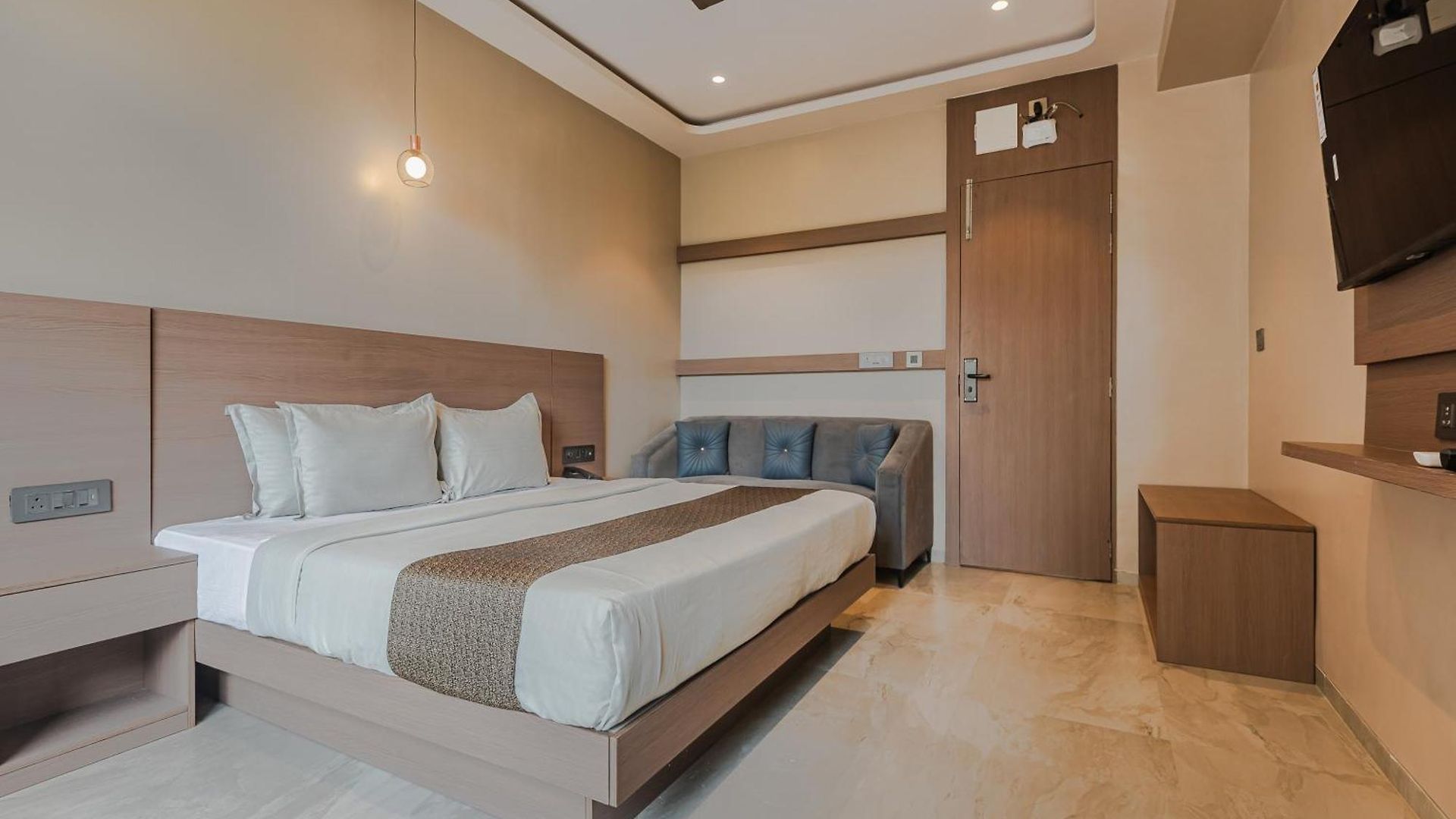 Aura - Near Malad Link Road 3*