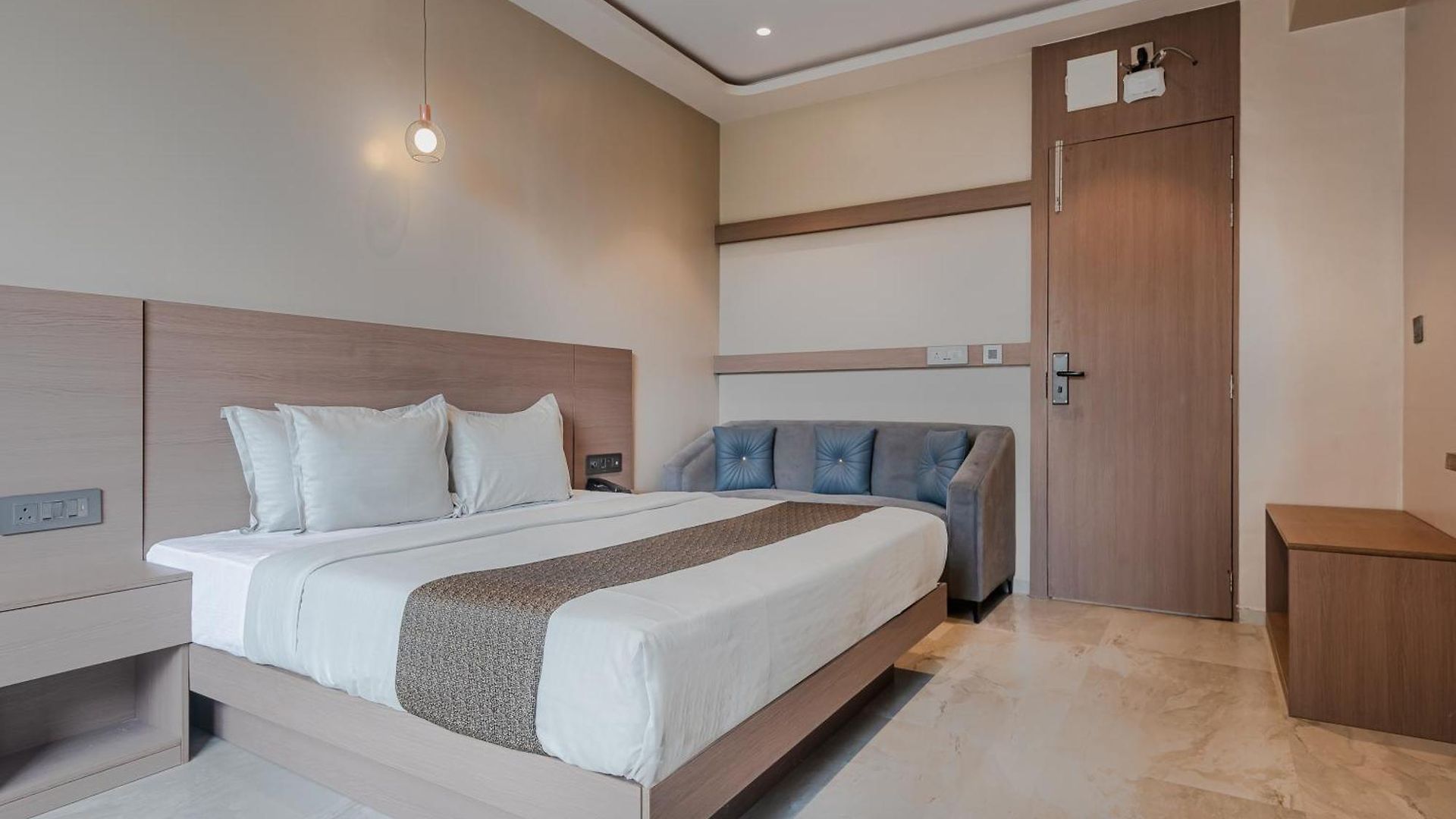 Aura - Near Malad Link Road 3* Mumbai