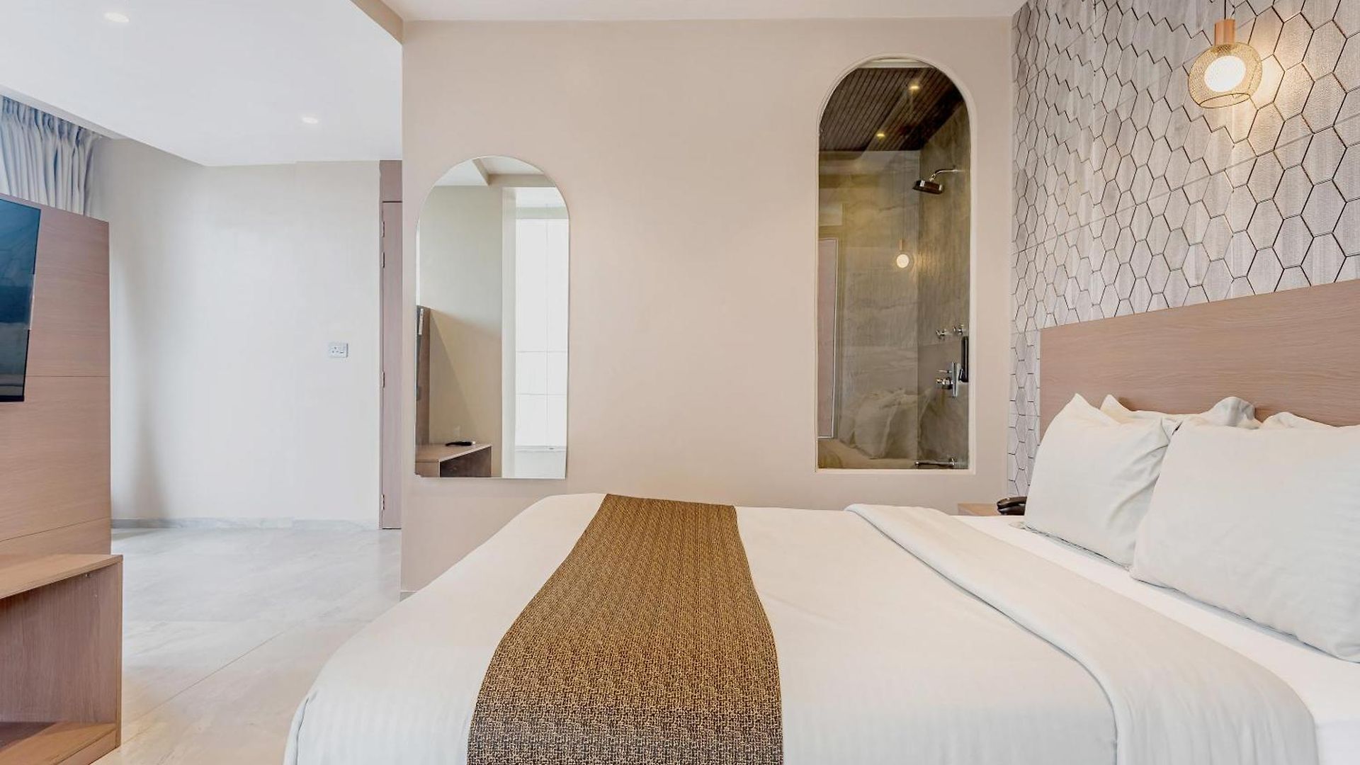 Aura - Near Malad Link Road Hotel