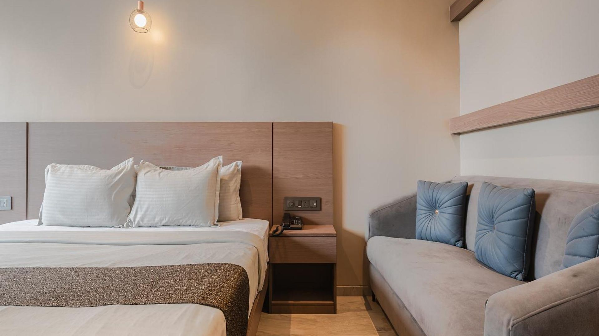 Hotel Aura - Near Malad Link Road