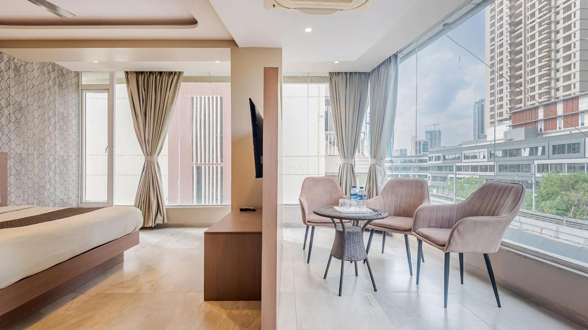 Aura - Near Malad Link Road Hotel 3*