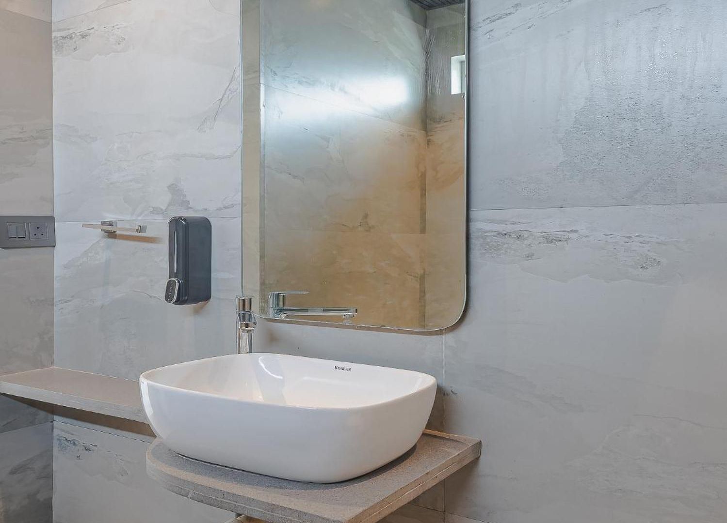 Aura - Near Malad Link Road Hotel