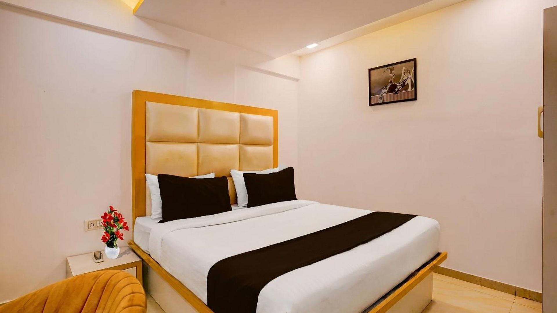 Hotel Collection O Andheri West Near Kokilaben Hospital 3*