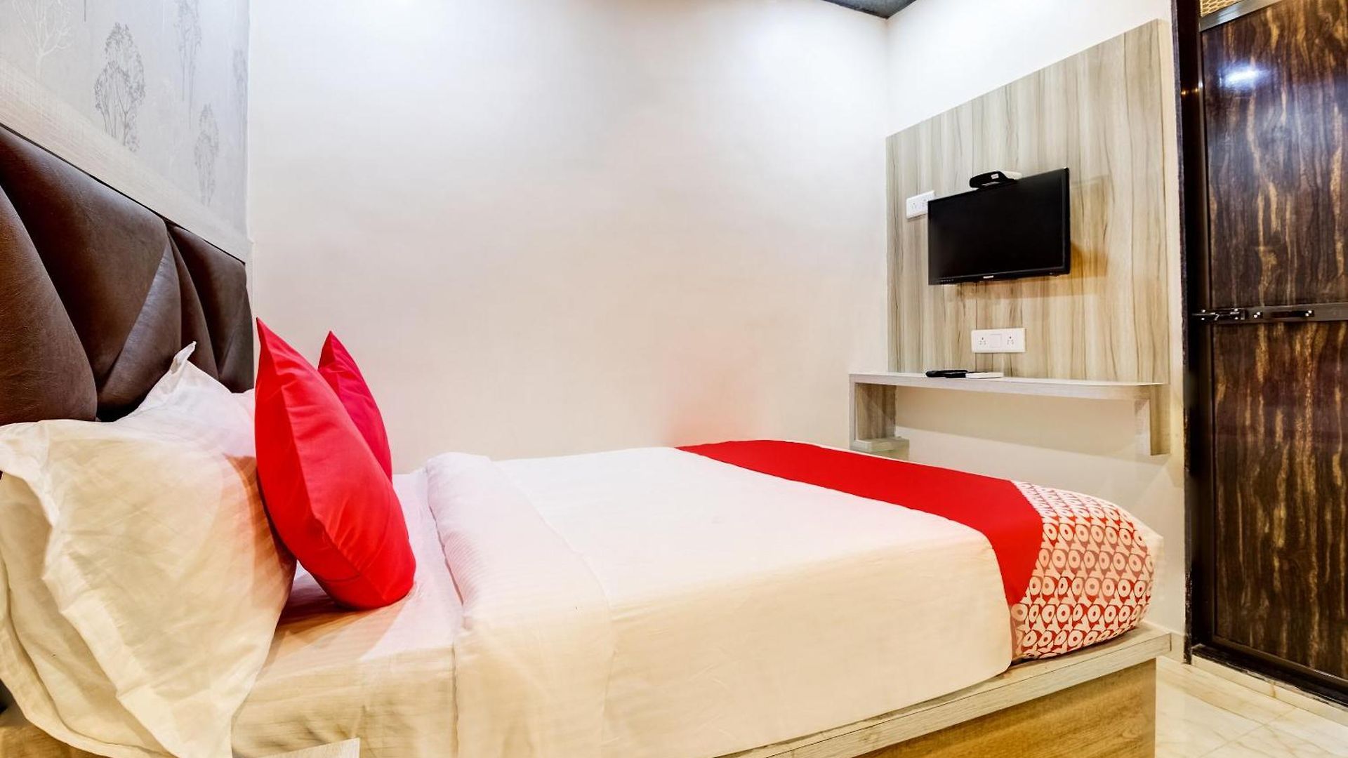 Oyo Flagship Qubic Hotel 4*