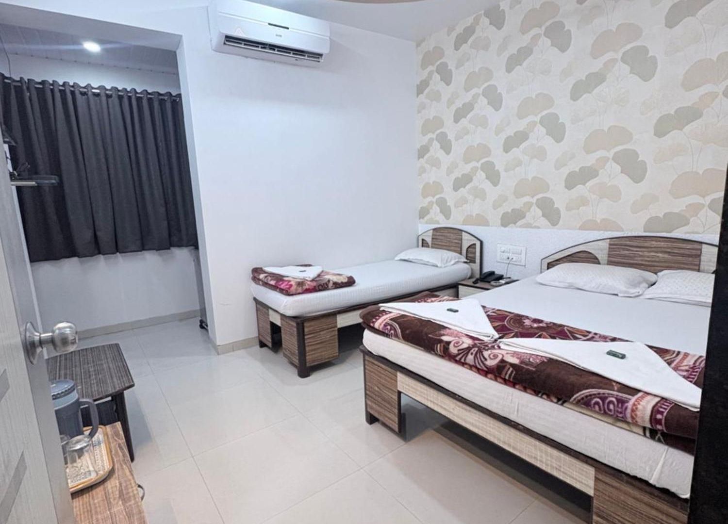 Broadway Colaba 2*