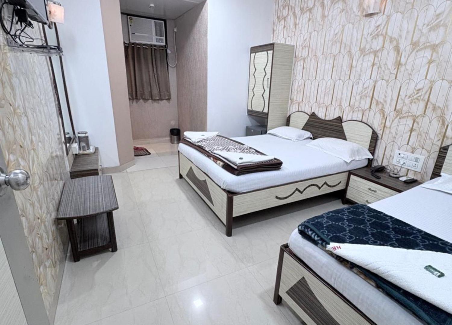 Broadway Colaba 2*