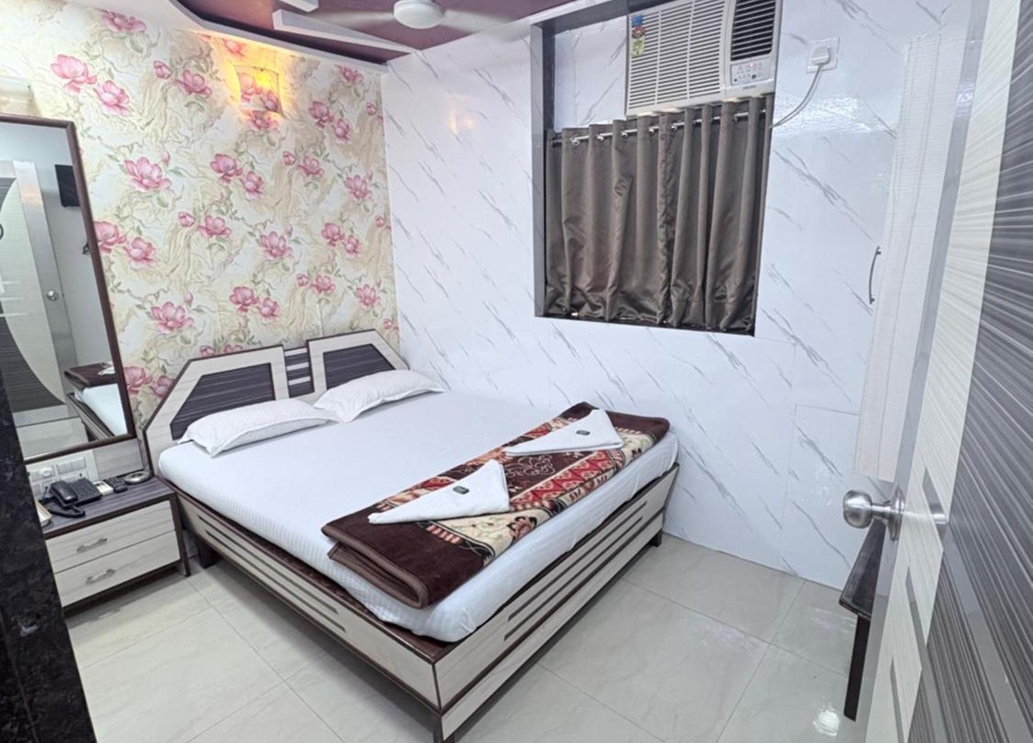 Broadway Colaba 2*