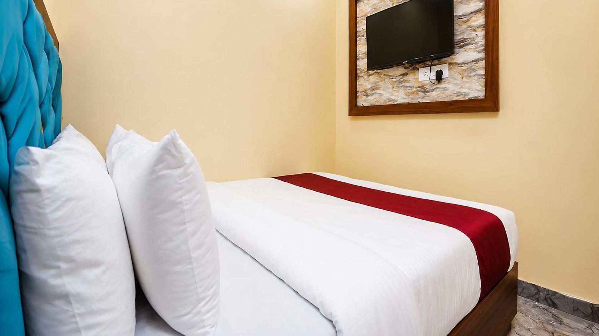 Fabhotel Aai Om Residency *