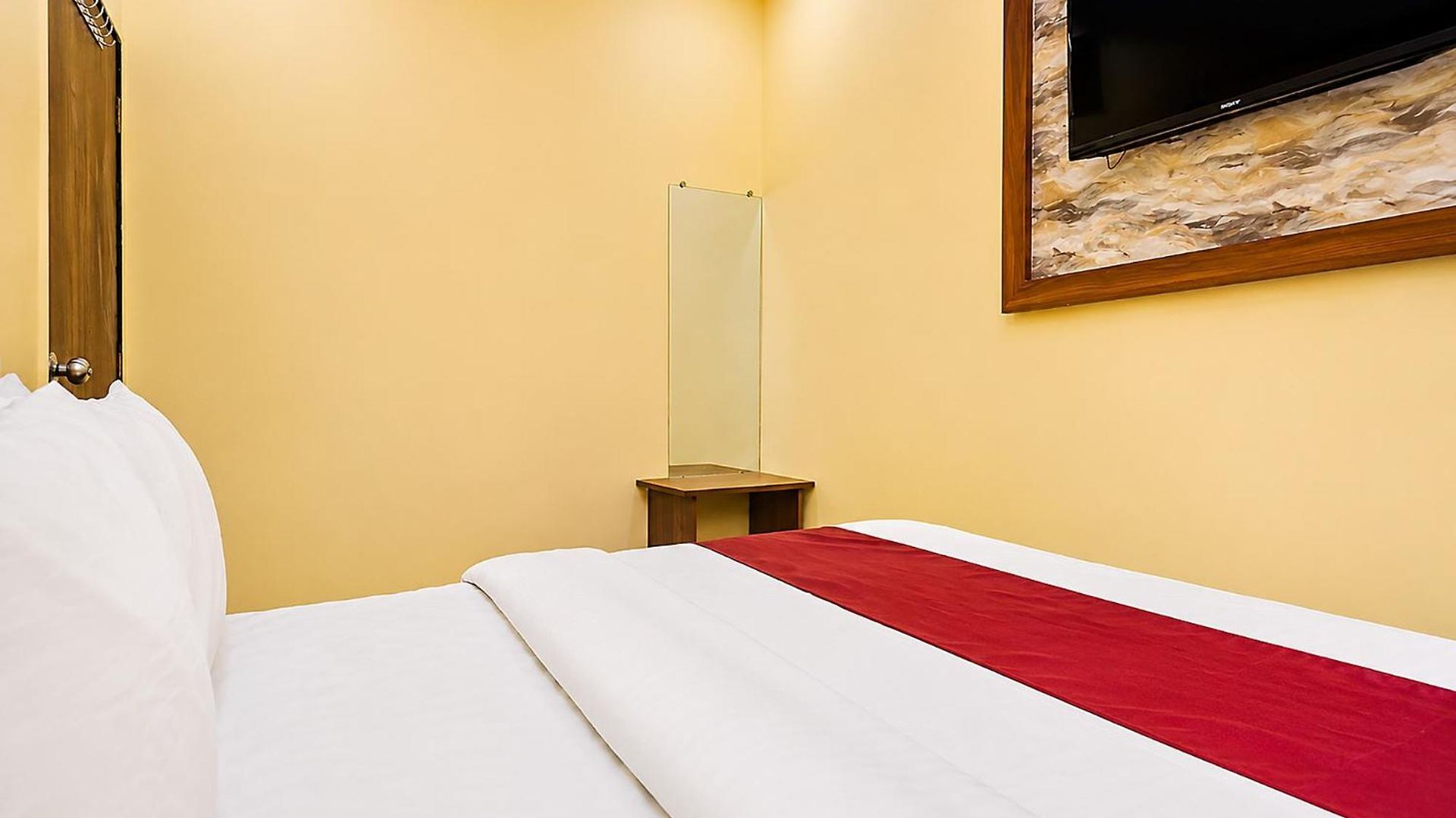 Hotel Fabhotel Aai Om Residency