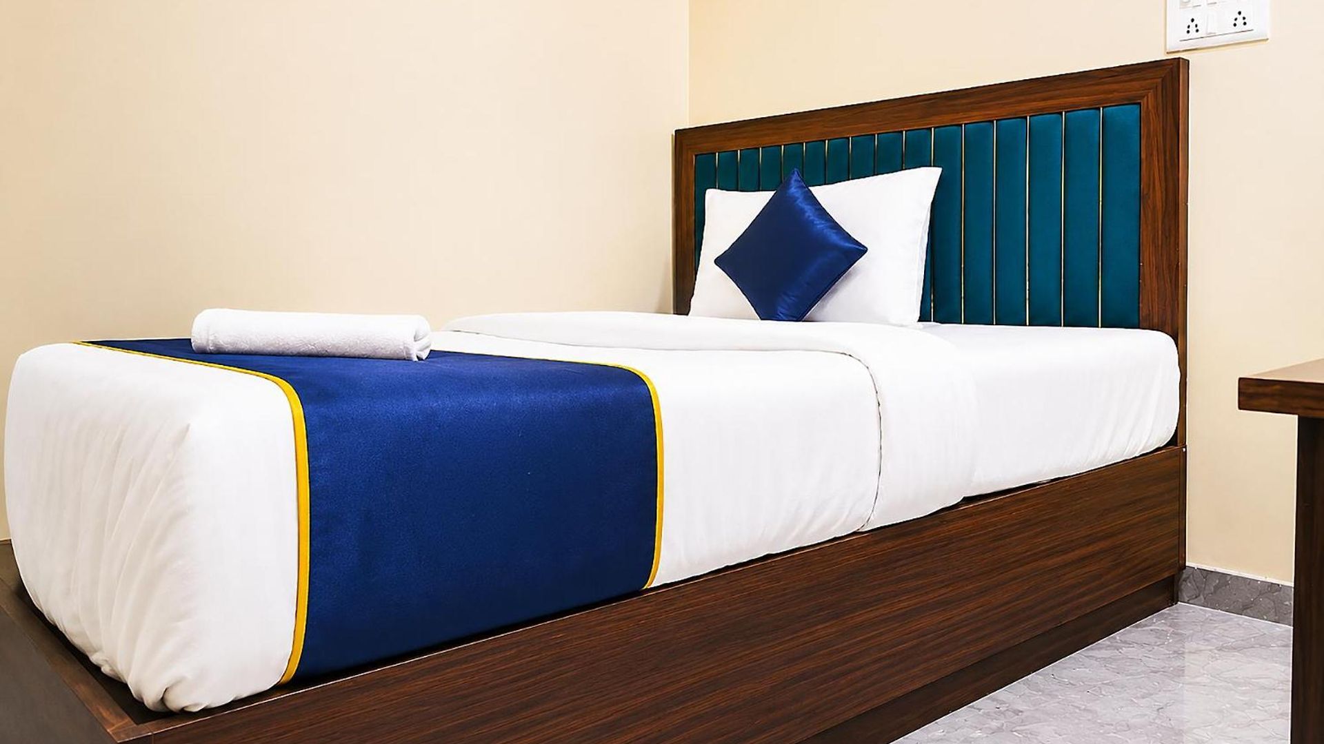 Hotel Fabhotel Aai Om Residency