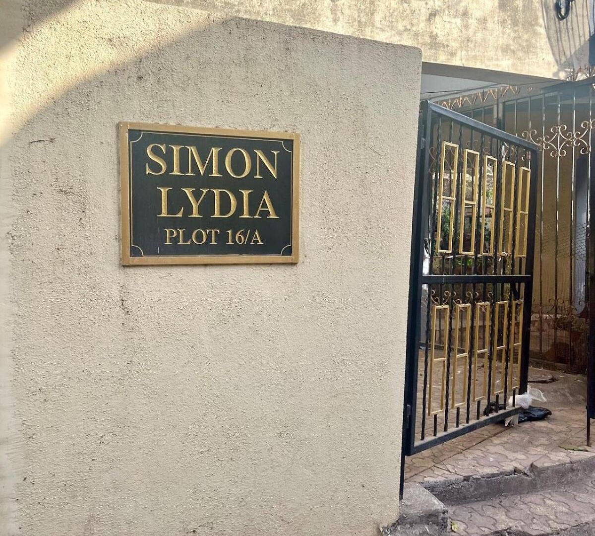 Connekthomes - Simon Lydia A Sunlit Charm In Bandra, Pali Village Apartment Mumbai