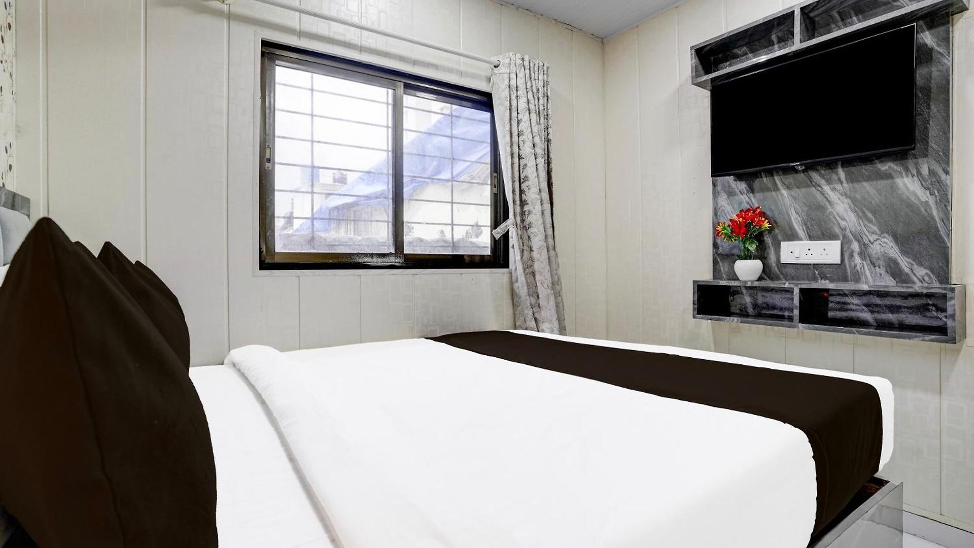 Hotel Fabhotel Hans Residency