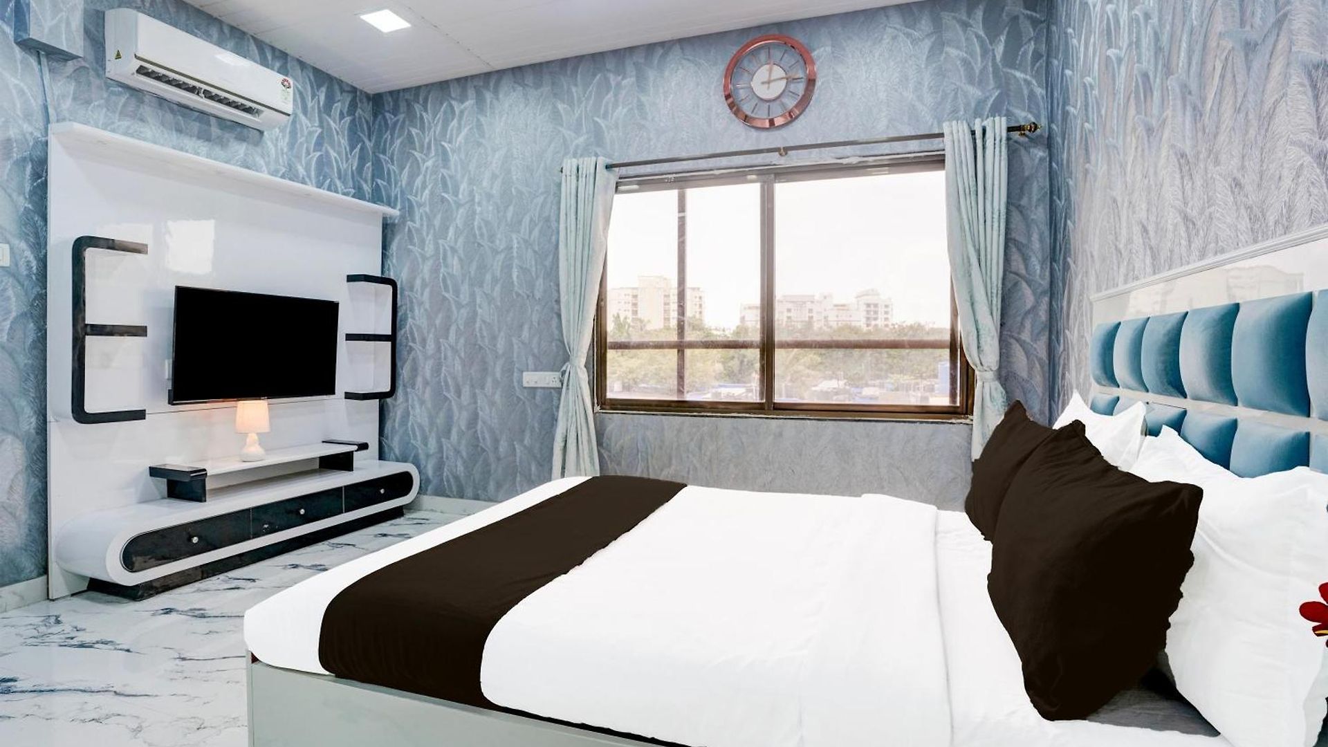 Hotel Fabhotel Hans Residency