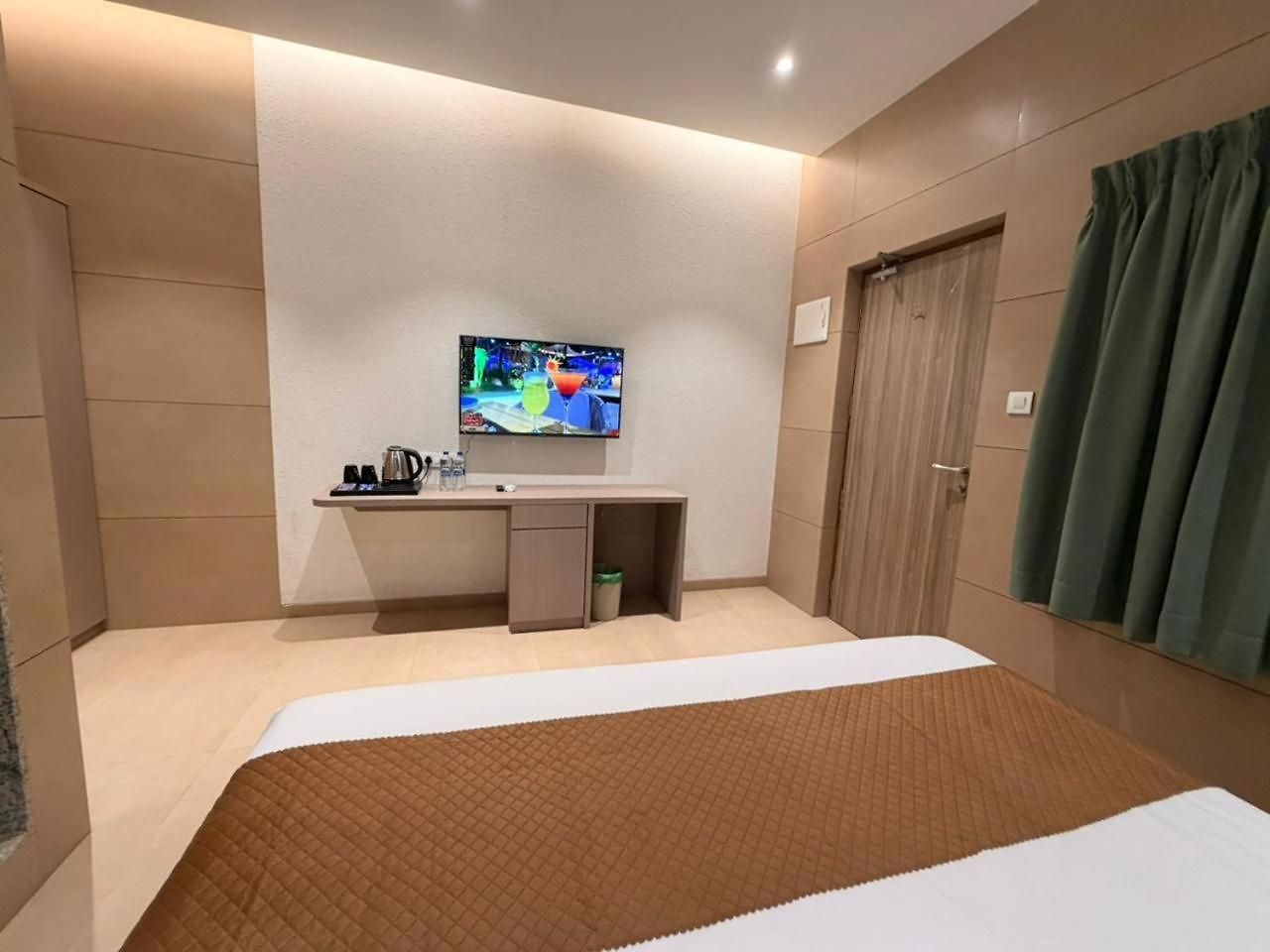 Shelter - Formerly Known As Fisco The Hub Link Hotel Mumbai