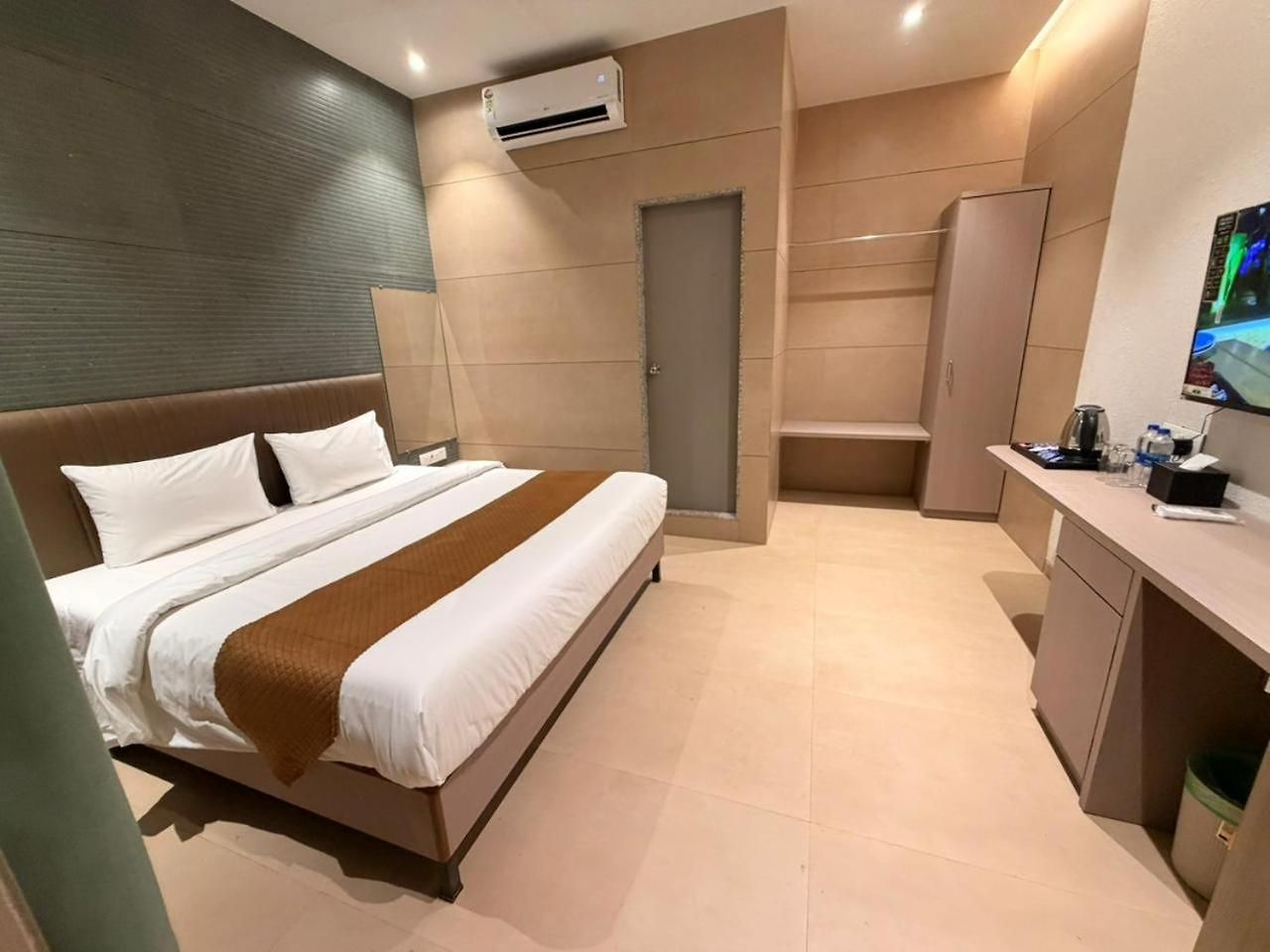 Hotel Shelter - Formerly Known As Fisco The Hub Link Mumbai