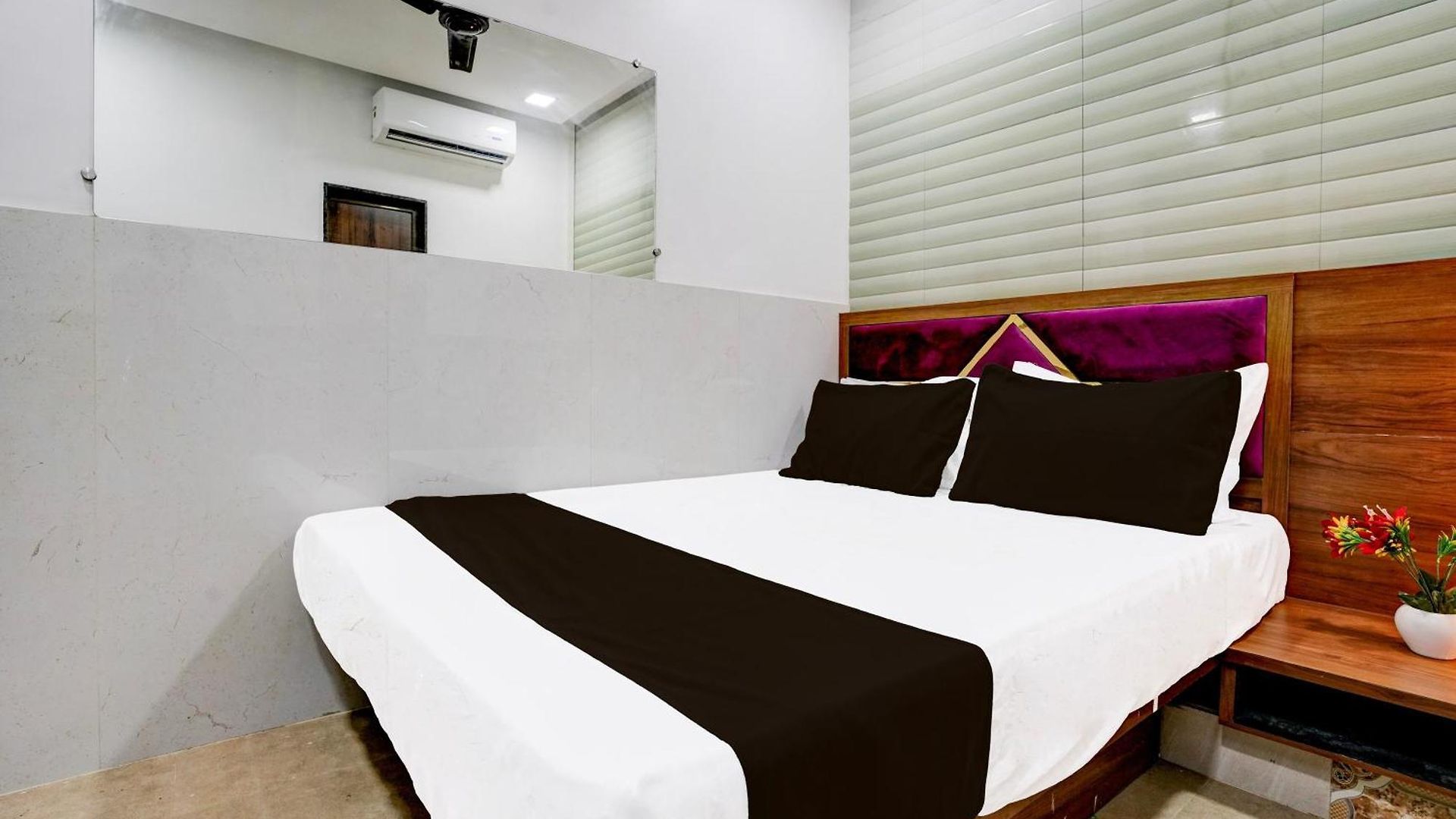 Hotel O Radha Palace 3*