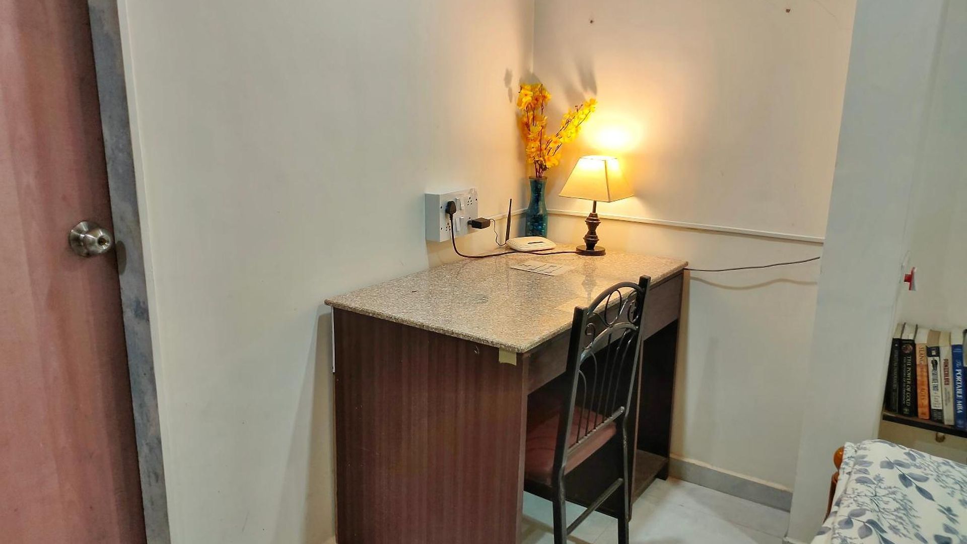 Homestay Ebony - Ac, Kitchenette, Ensuite, Independent