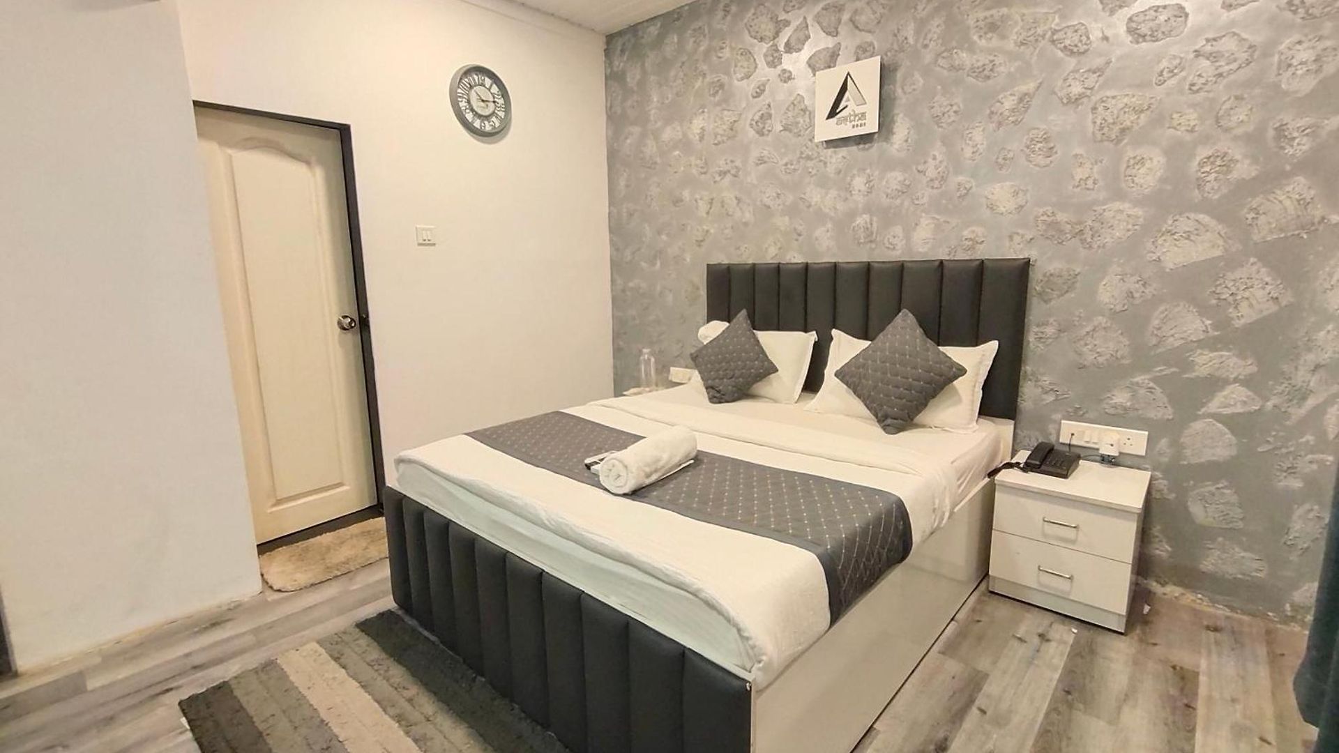 Astha Kandivali Service Guest house 3*