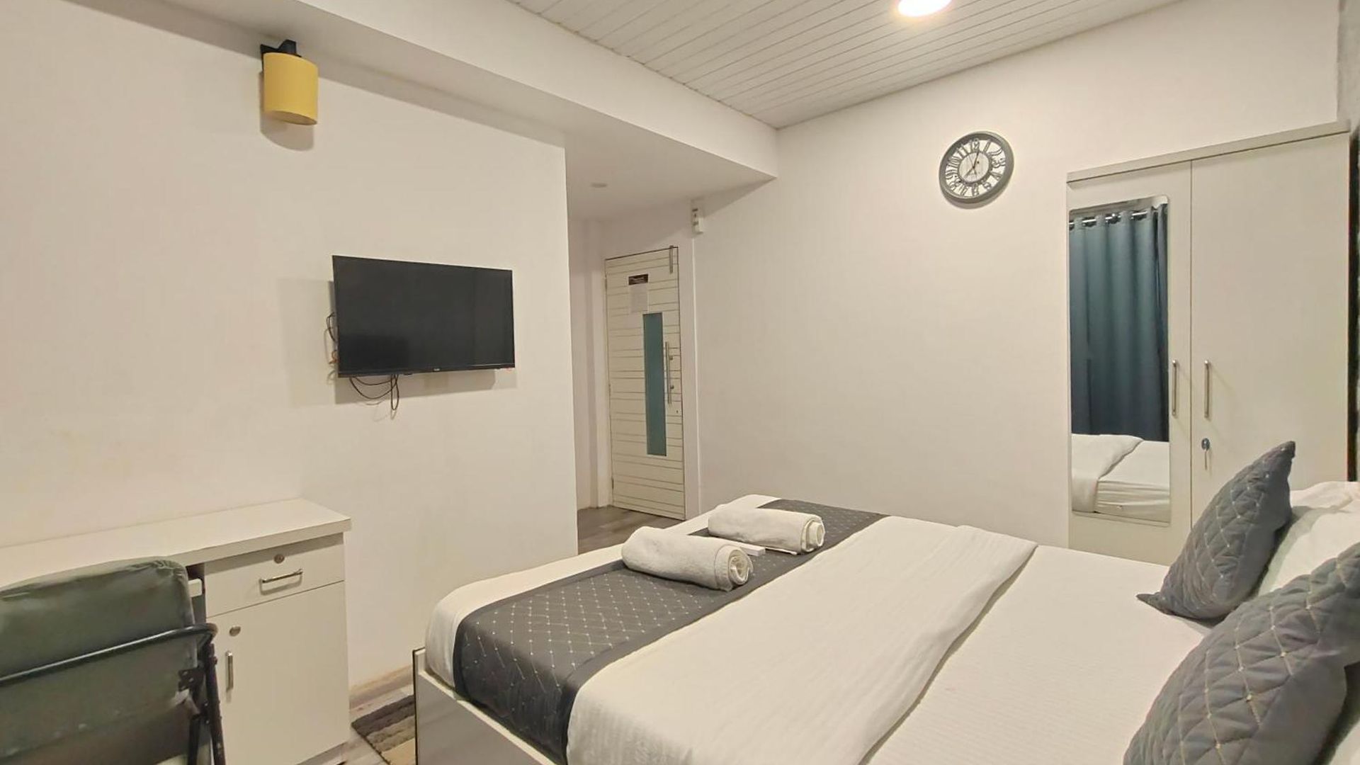 Astha Kandivali Service Guest house Mumbai