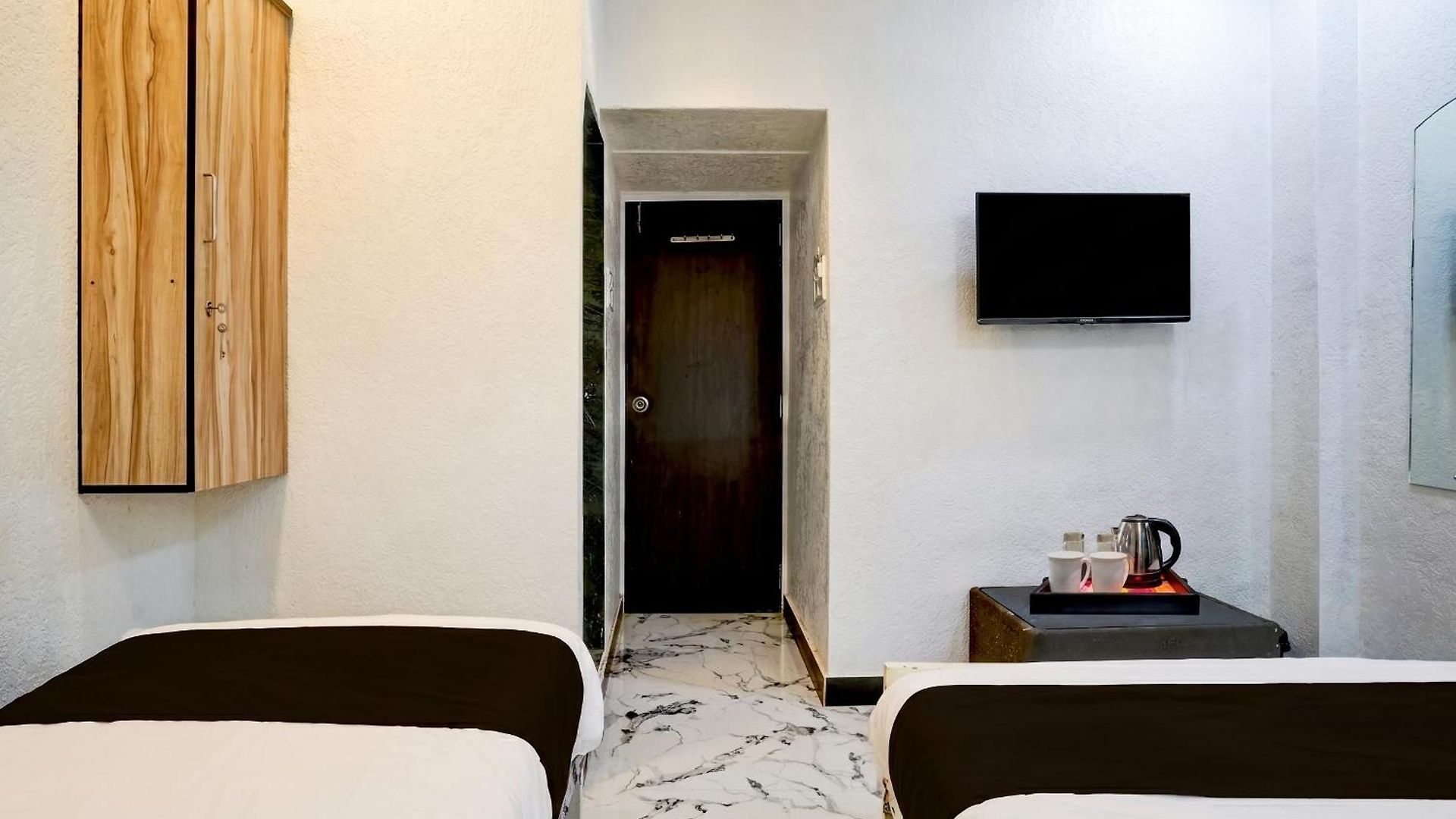 Hotel O Khar East Near Railway Station