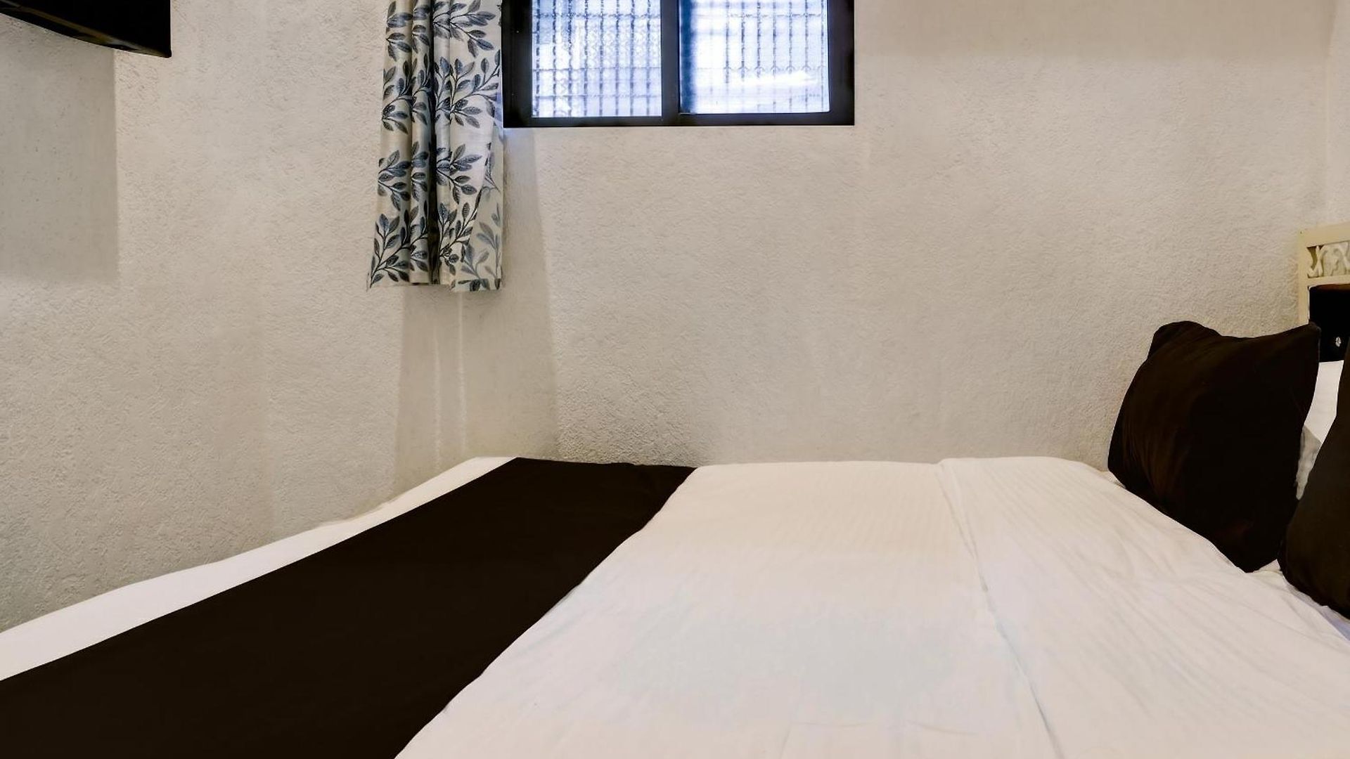 Hotel O Khar East Near Railway Station