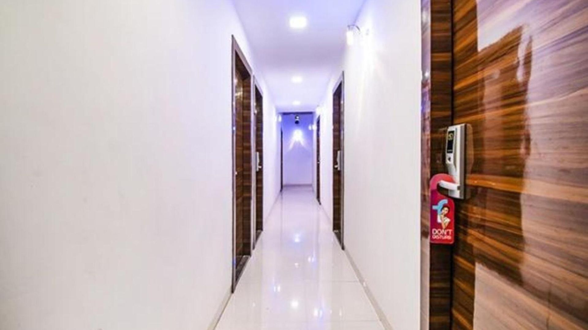 Hotel Retreats At Precious Pearl - Near International Airport ! Mumbai