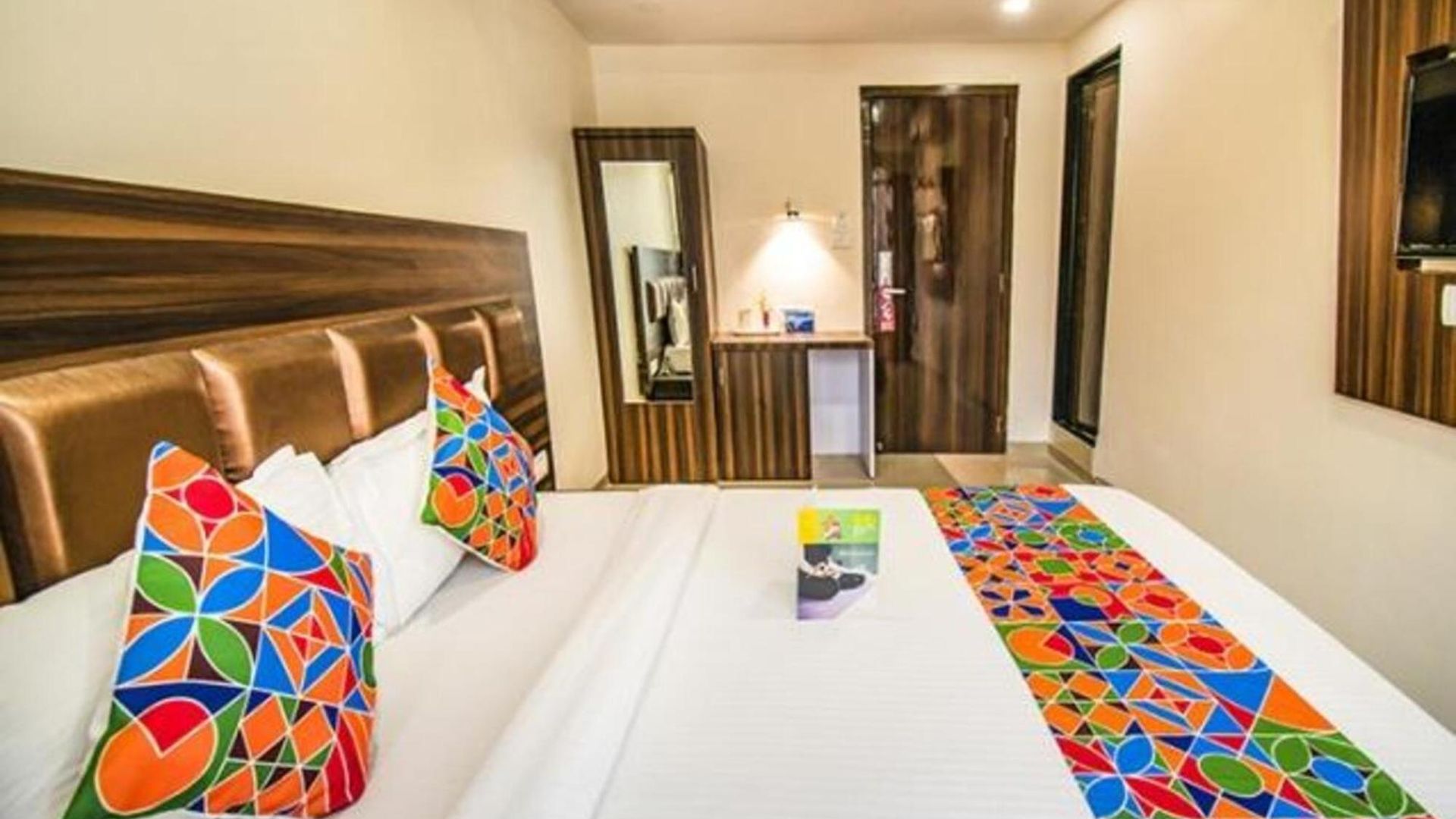 Retreats At Precious Pearl - Near International Airport ! 3* Mumbai