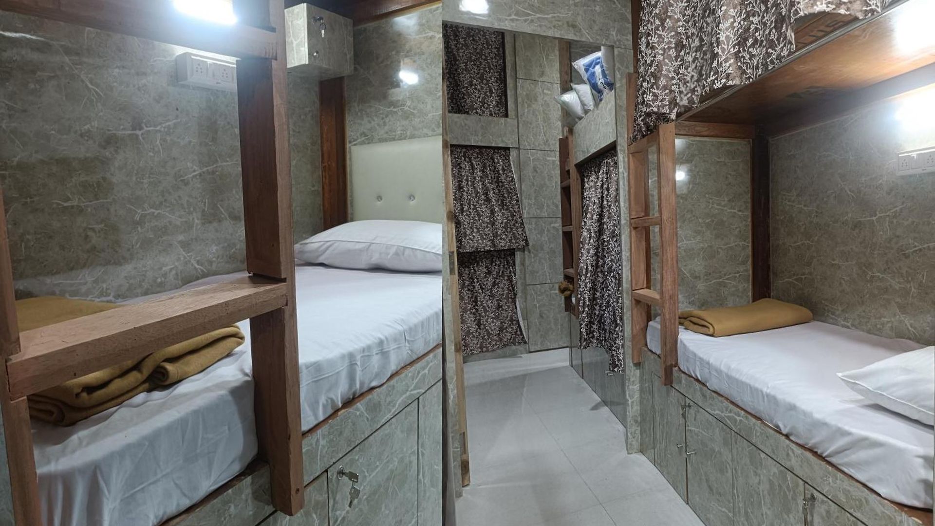 New Star Andheri West Hostel *